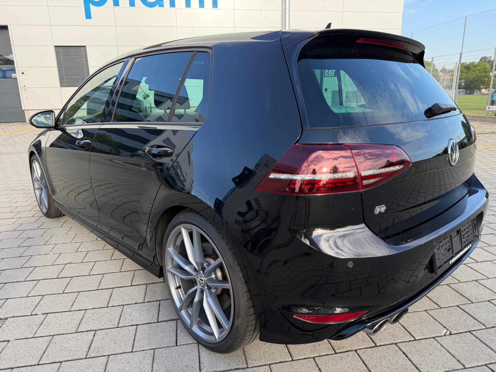 VW Golf 2.0 TSI R 4Motion DSG-image-2