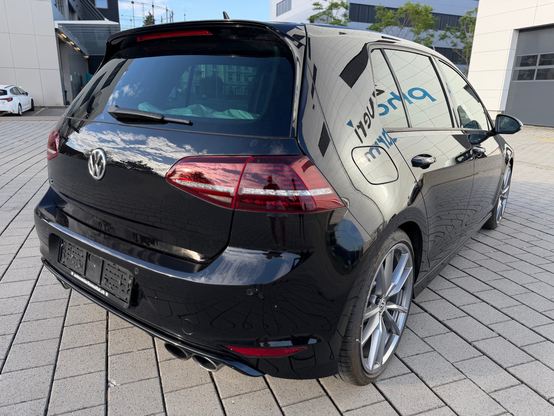 VW Golf 2.0 TSI R 4Motion DSG-image-3