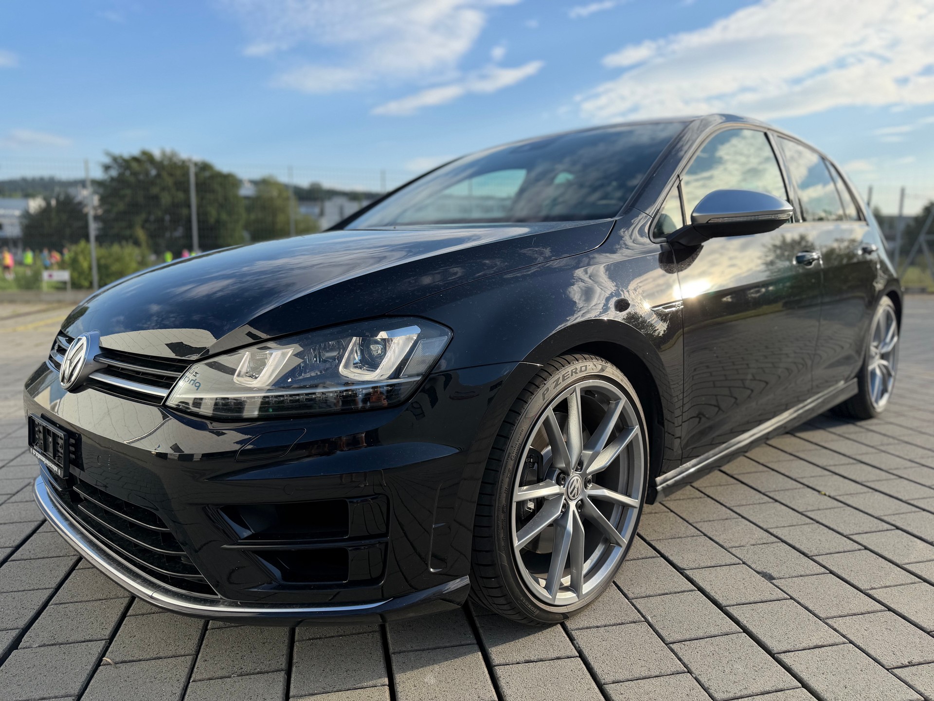 VW Golf 2.0 TSI R 4Motion DSG-image-1