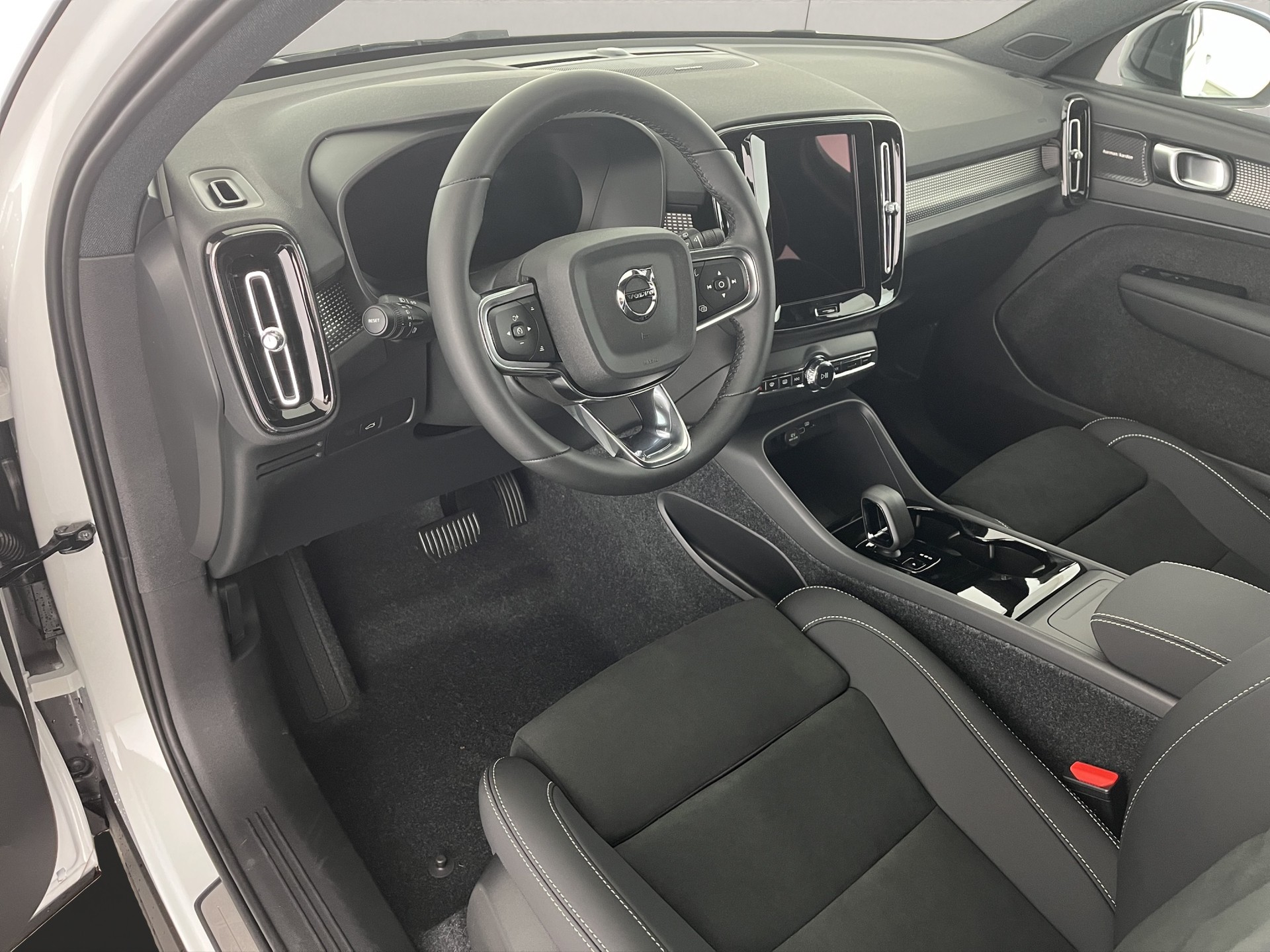 VOLVO EX40 Twin Performance Ultra AWD-image-8