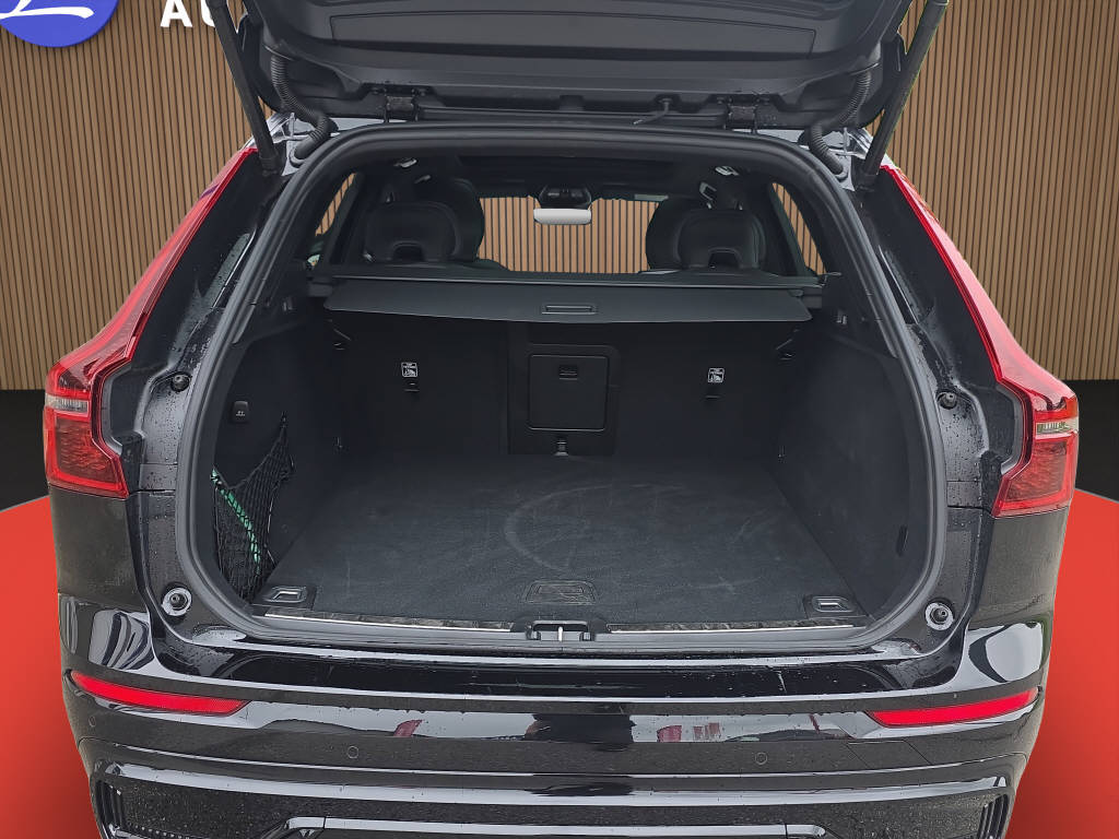 VOLVO XC60 2.0 B5 MH Plus Black Edition AWD-image-14