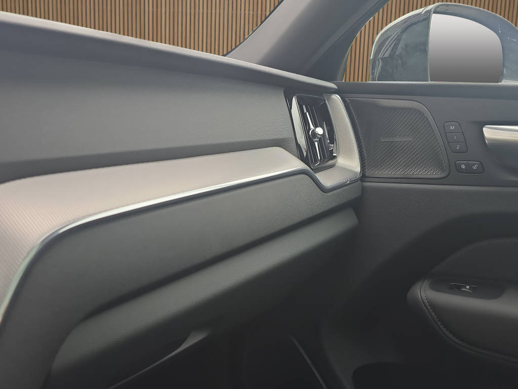 VOLVO XC60 2.0 B5 MH Plus Black Edition AWD-image-21
