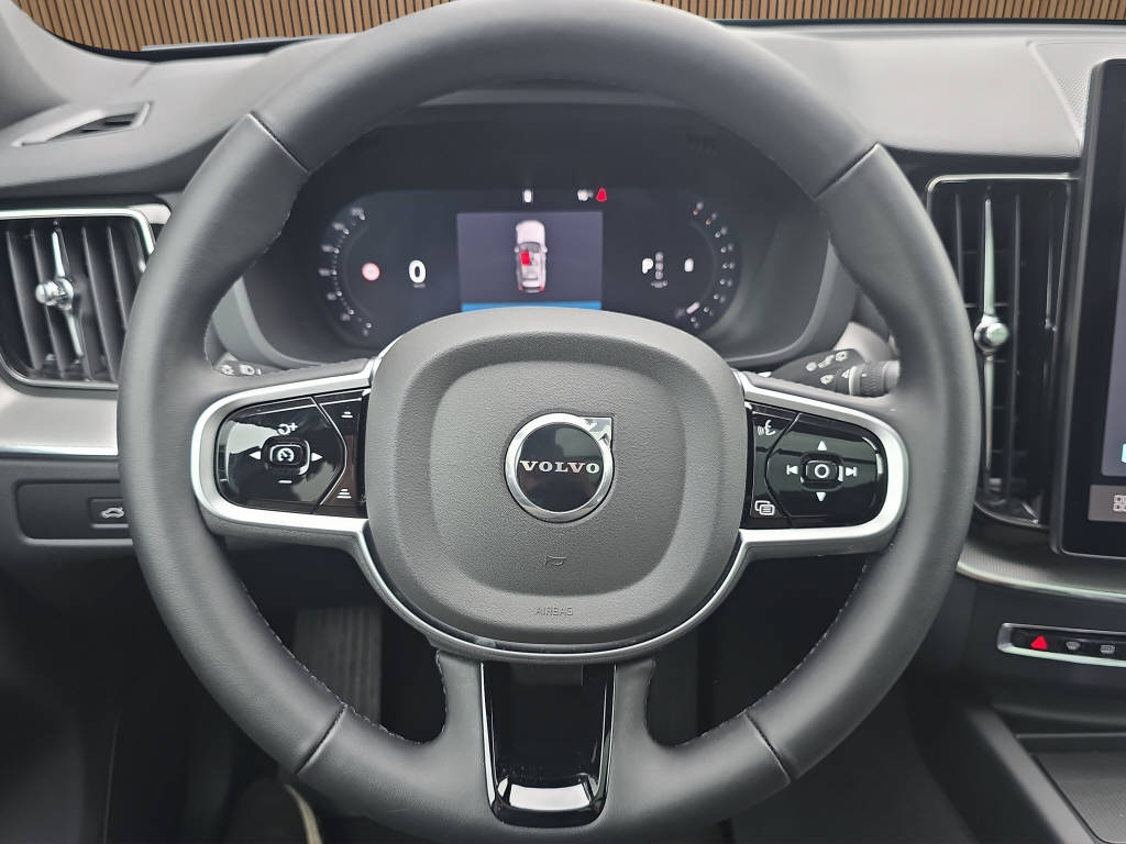VOLVO XC60 2.0 B5 MH Plus Black Edition AWD-image-15