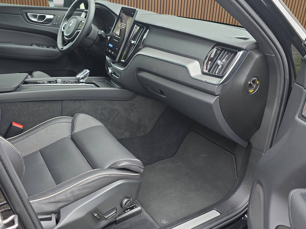VOLVO XC60 2.0 B5 MH Plus Black Edition AWD-image-13