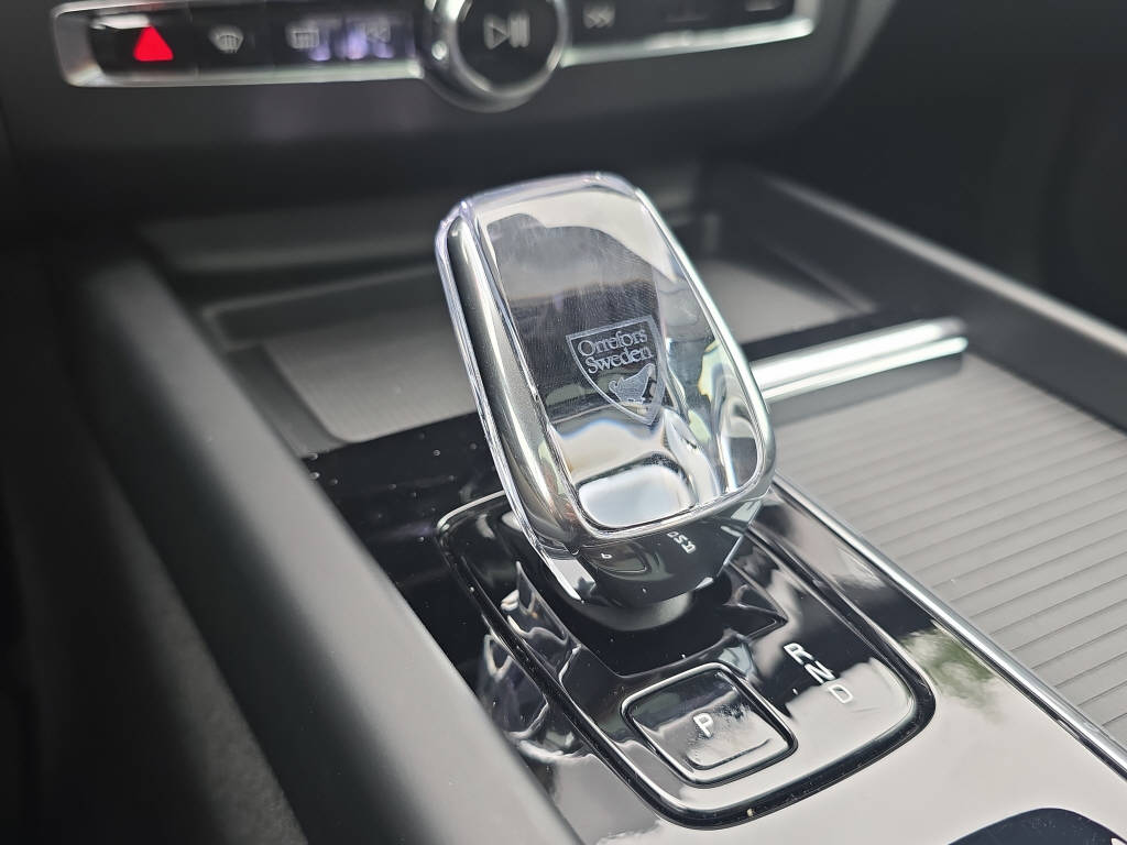 VOLVO XC60 2.0 B5 MH Plus Black Edition AWD-image-18