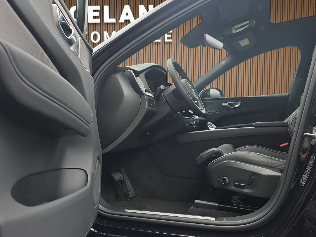VOLVO XC60 2.0 B5 MH Plus Black Edition AWD-image-10