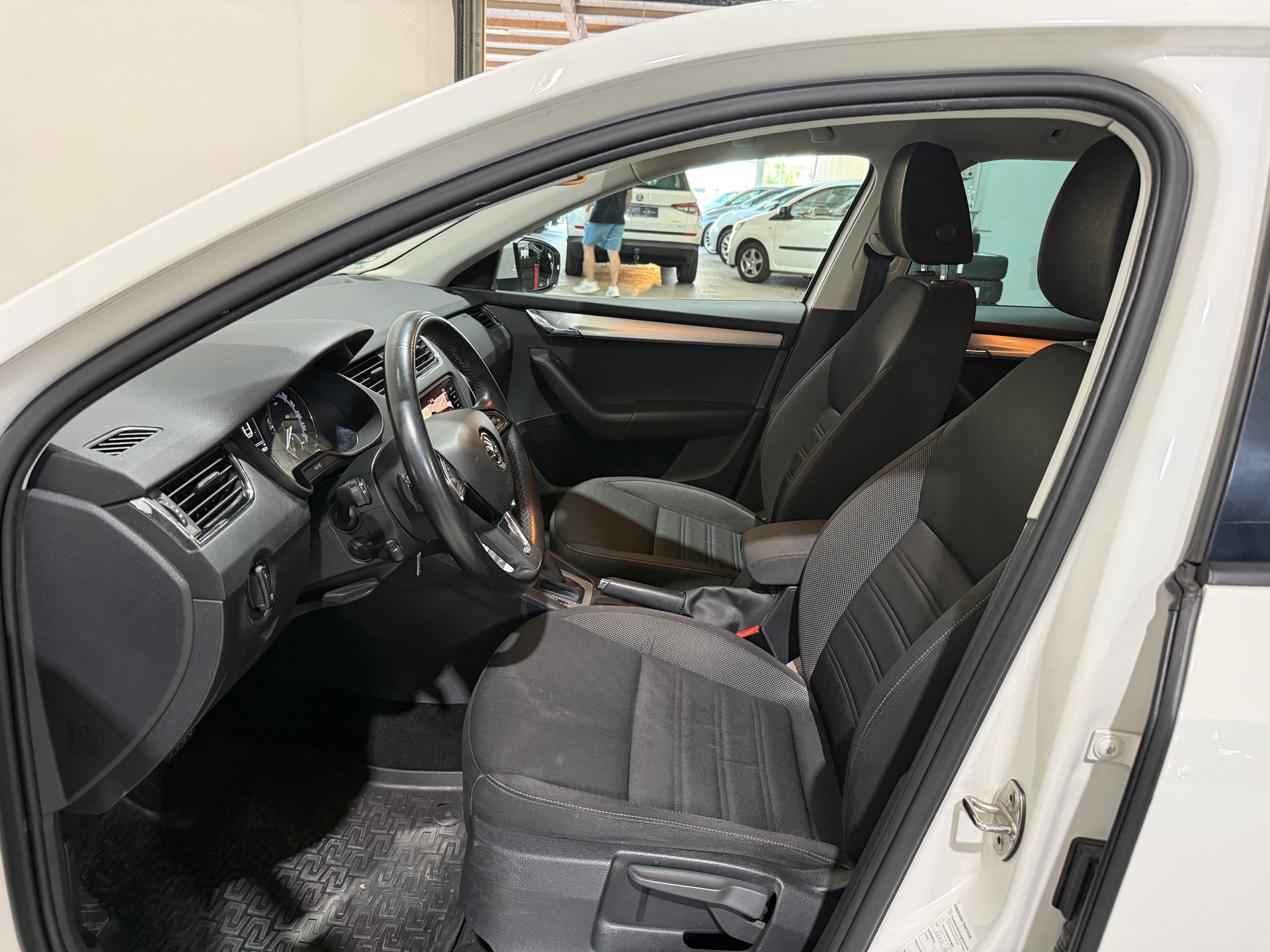 SKODA Octavia Combi 2.0 TDI Ambition 4x4 DSG-image-12