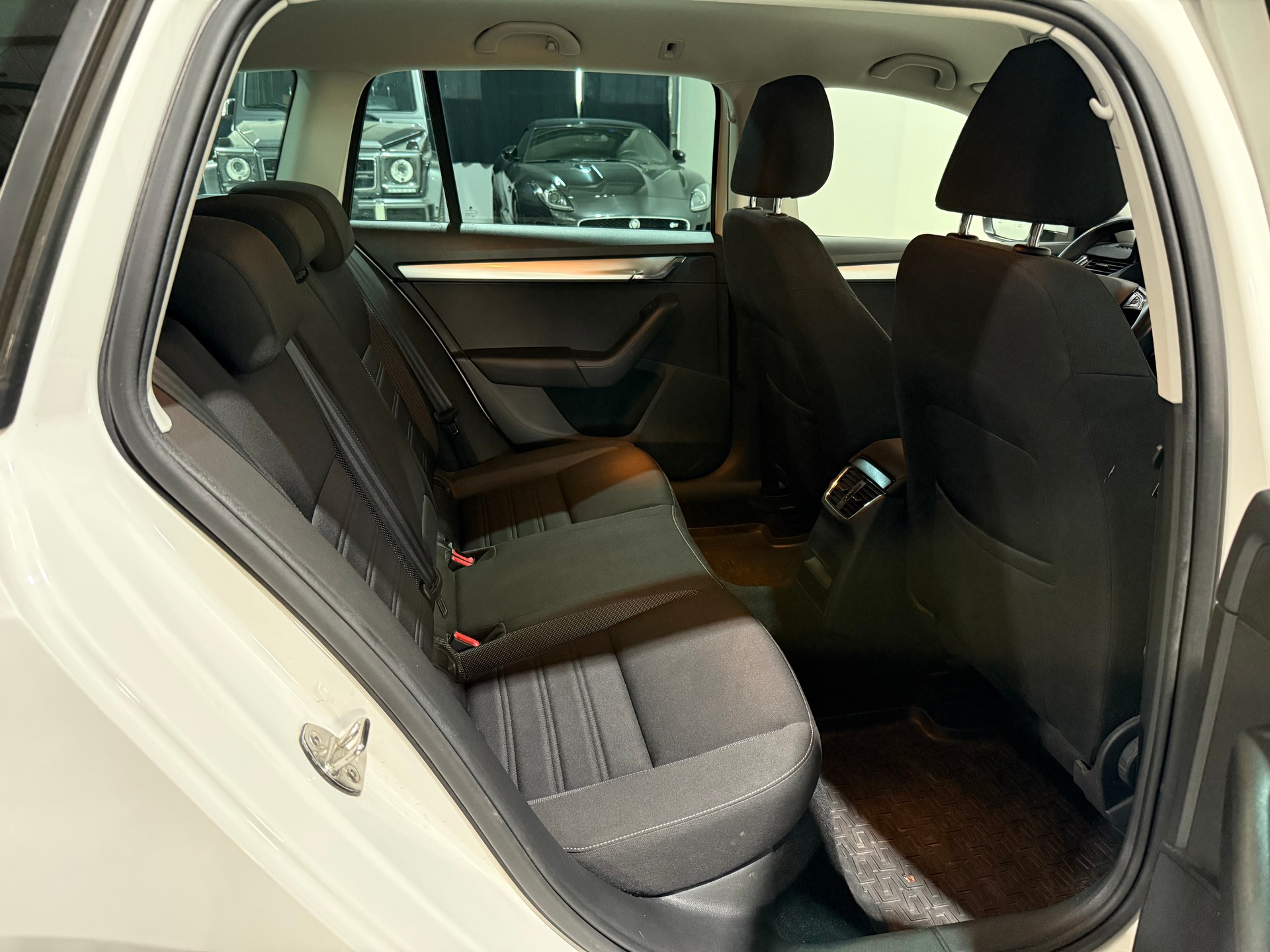 SKODA Octavia Combi 2.0 TDI Ambition 4x4 DSG-image-14