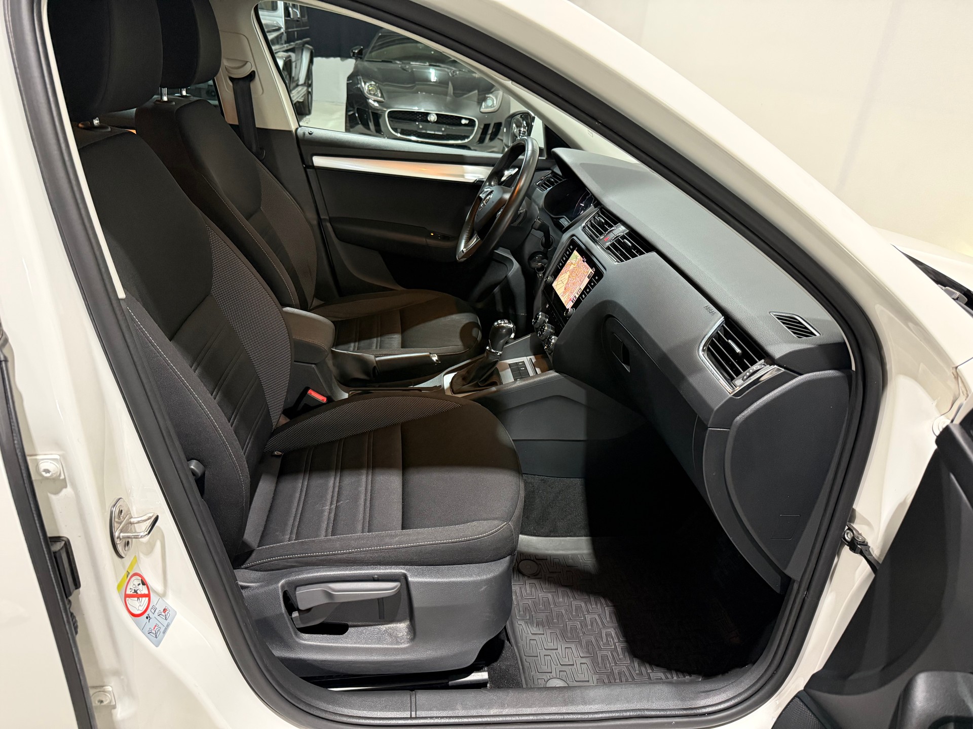 SKODA Octavia Combi 2.0 TDI Ambition 4x4 DSG-image-13