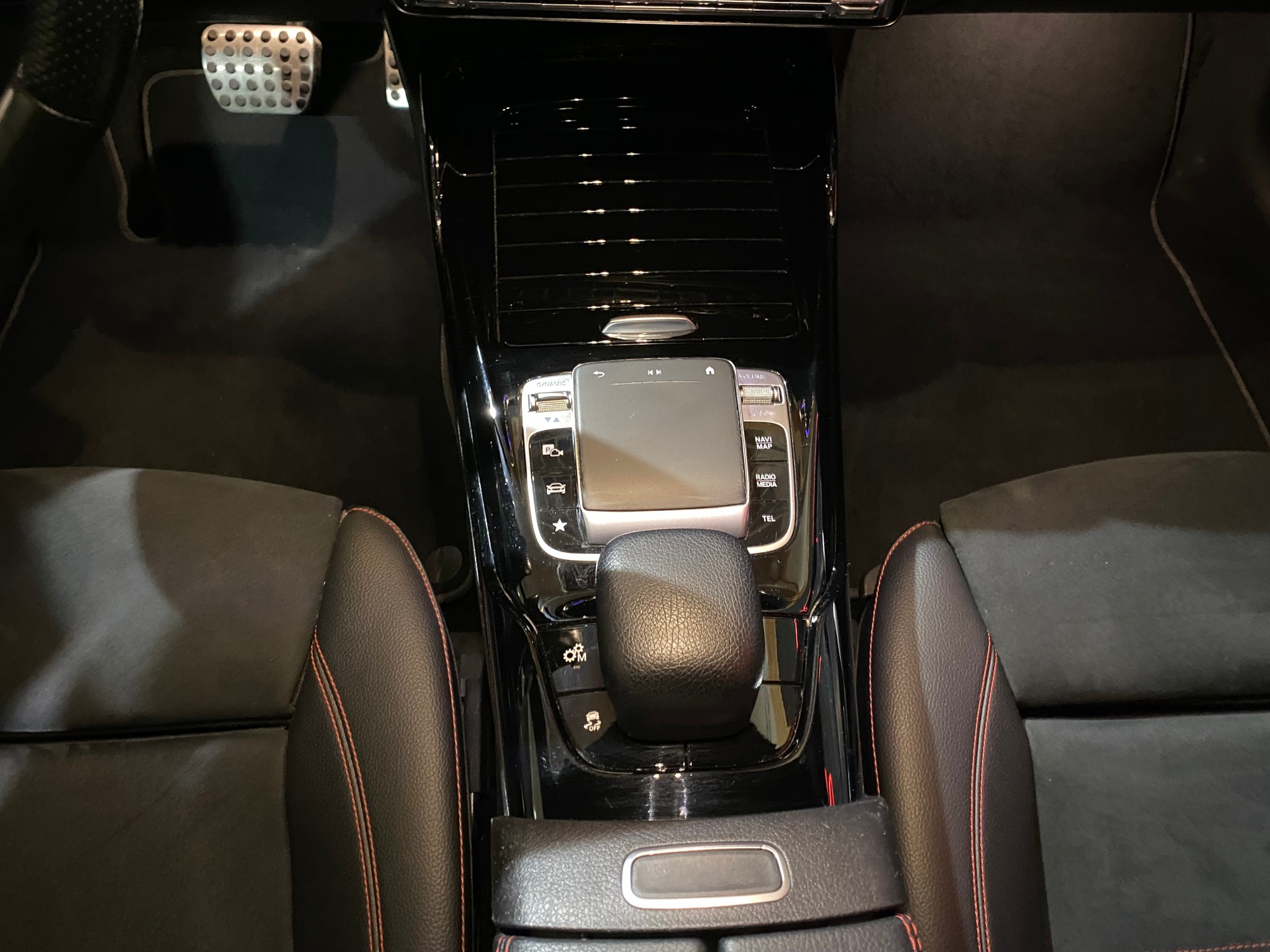 MERCEDES-BENZ A 35 AMG 4Matic Speedshift-image-27