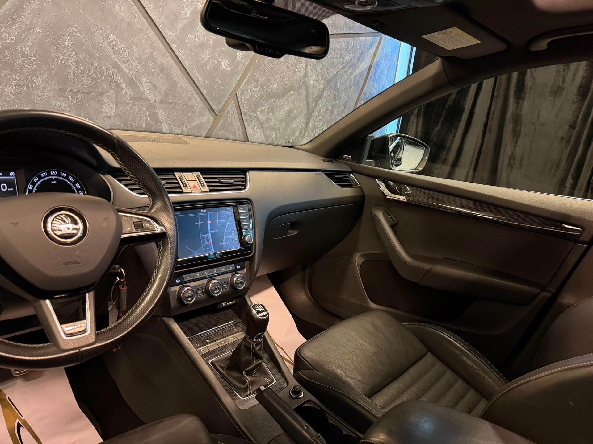 SKODA Octavia Combi 2.0 TSI RS-image-9