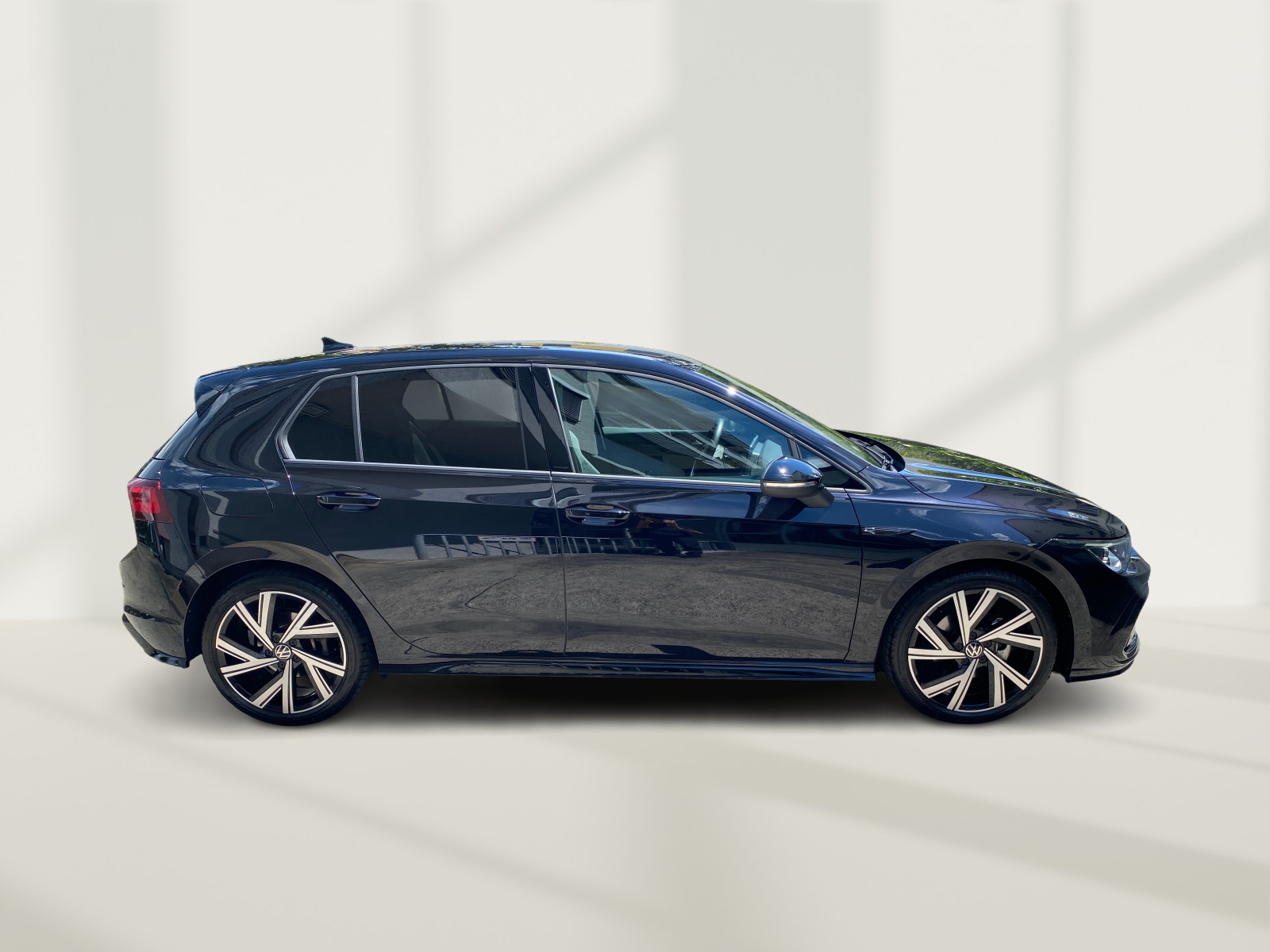 VW Golf 1.5 eTSI mHEV ACT R-Line 75 Edition DSG-image-8