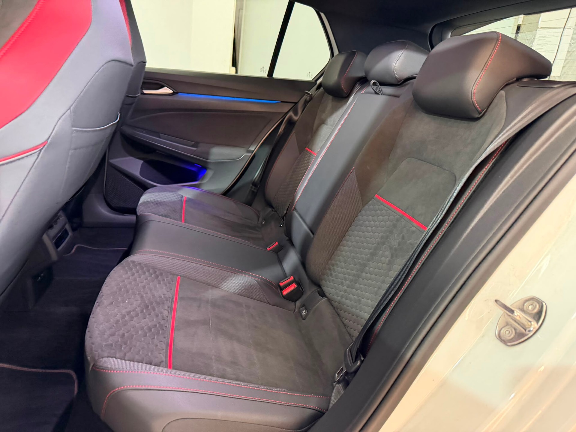 VW Golf 2.0 TSI GTI Clubsport Edition 45 DSG-image-9
