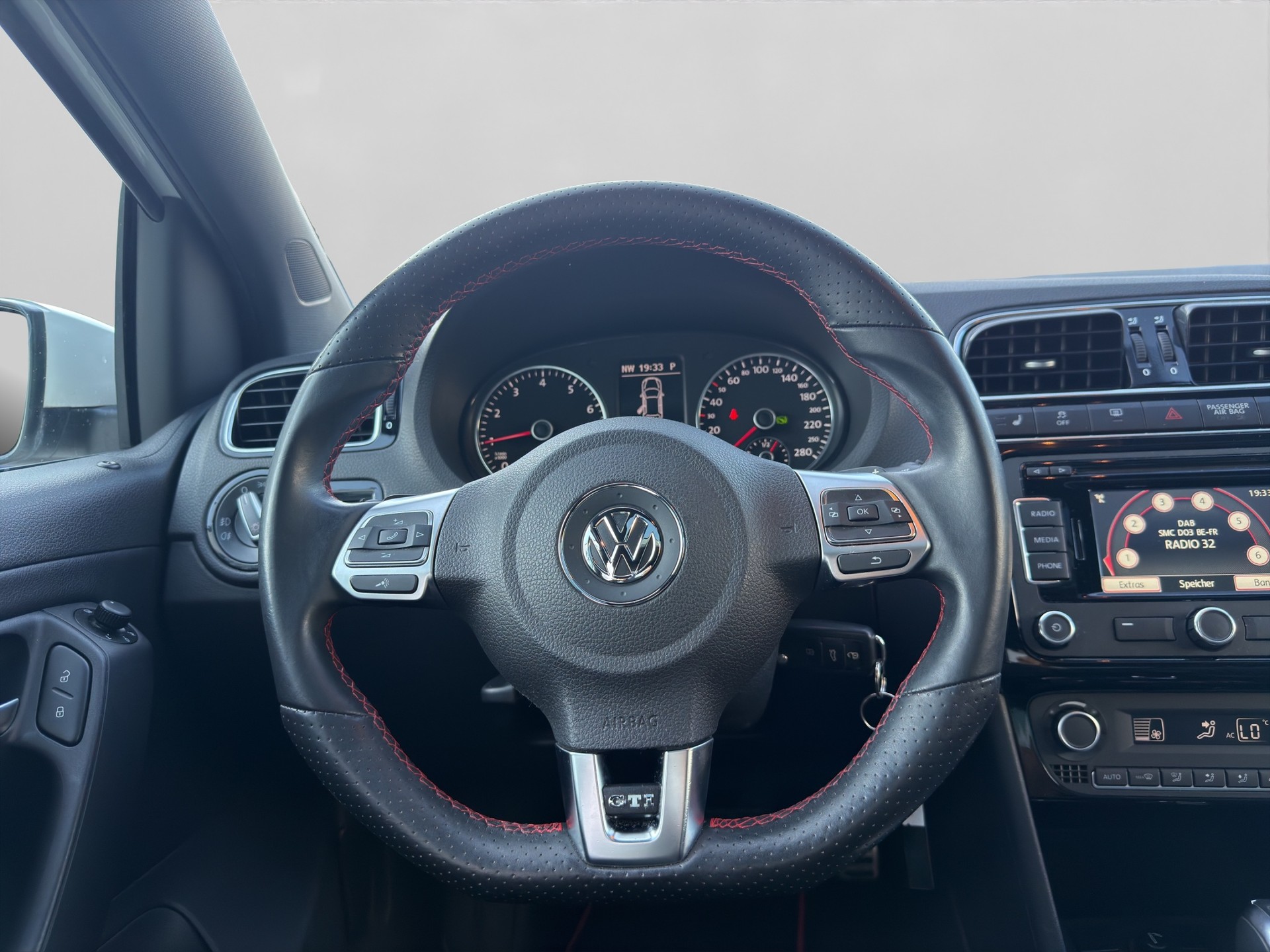 VW Polo 1.4 TSI GTI Carbon Edition DSG-image-9