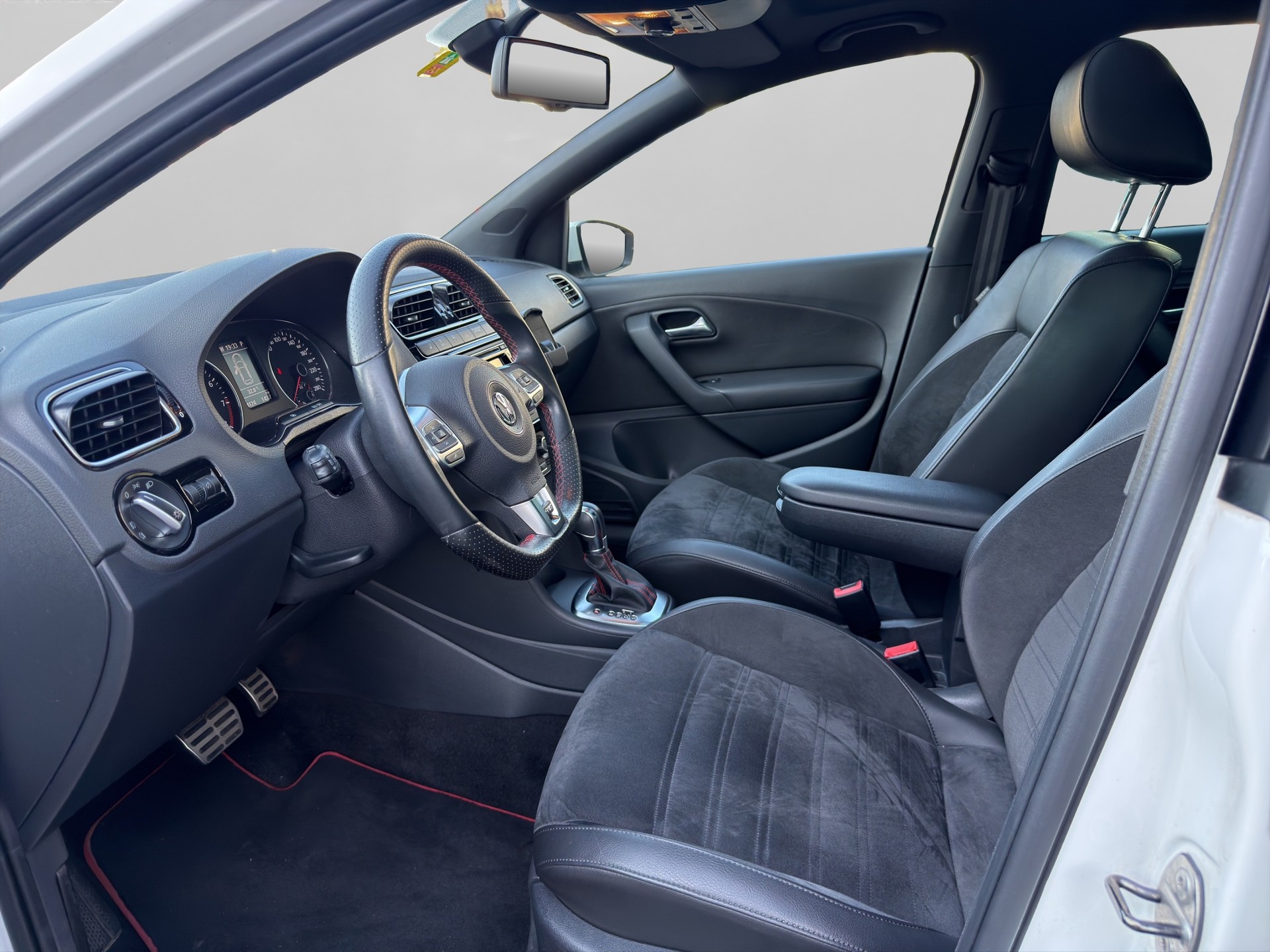 VW Polo 1.4 TSI GTI Carbon Edition DSG-image-8