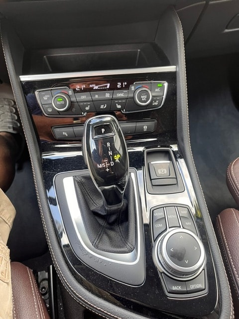 BMW 225i xDrive Active Tourer Steptronic Luxury Line-image-16