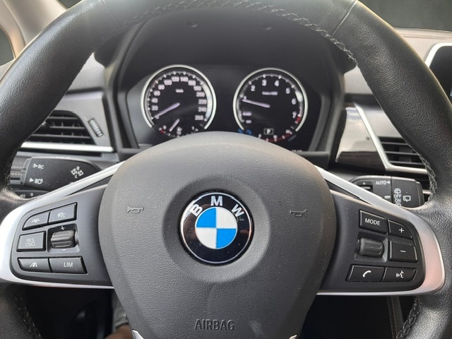 BMW 225i xDrive Active Tourer Steptronic Luxury Line-image-14
