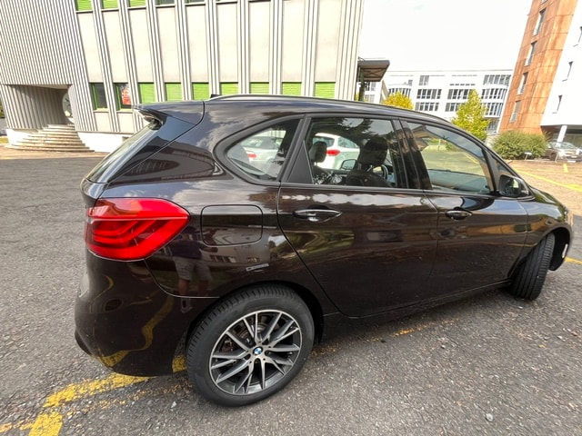 BMW 225i xDrive Active Tourer Steptronic Luxury Line-image-4