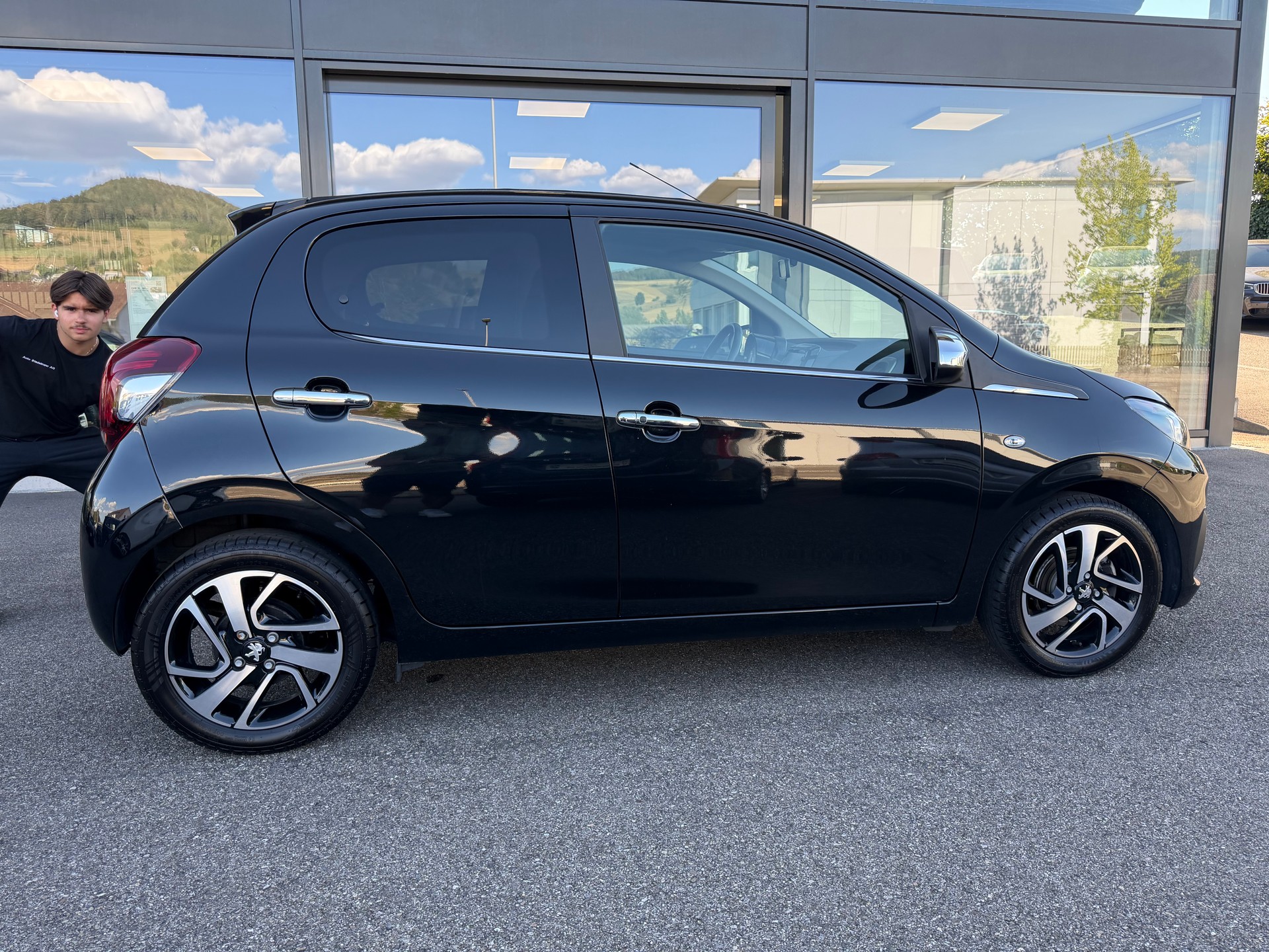 PEUGEOT 108 1.2 VTi Allure Top-image-1