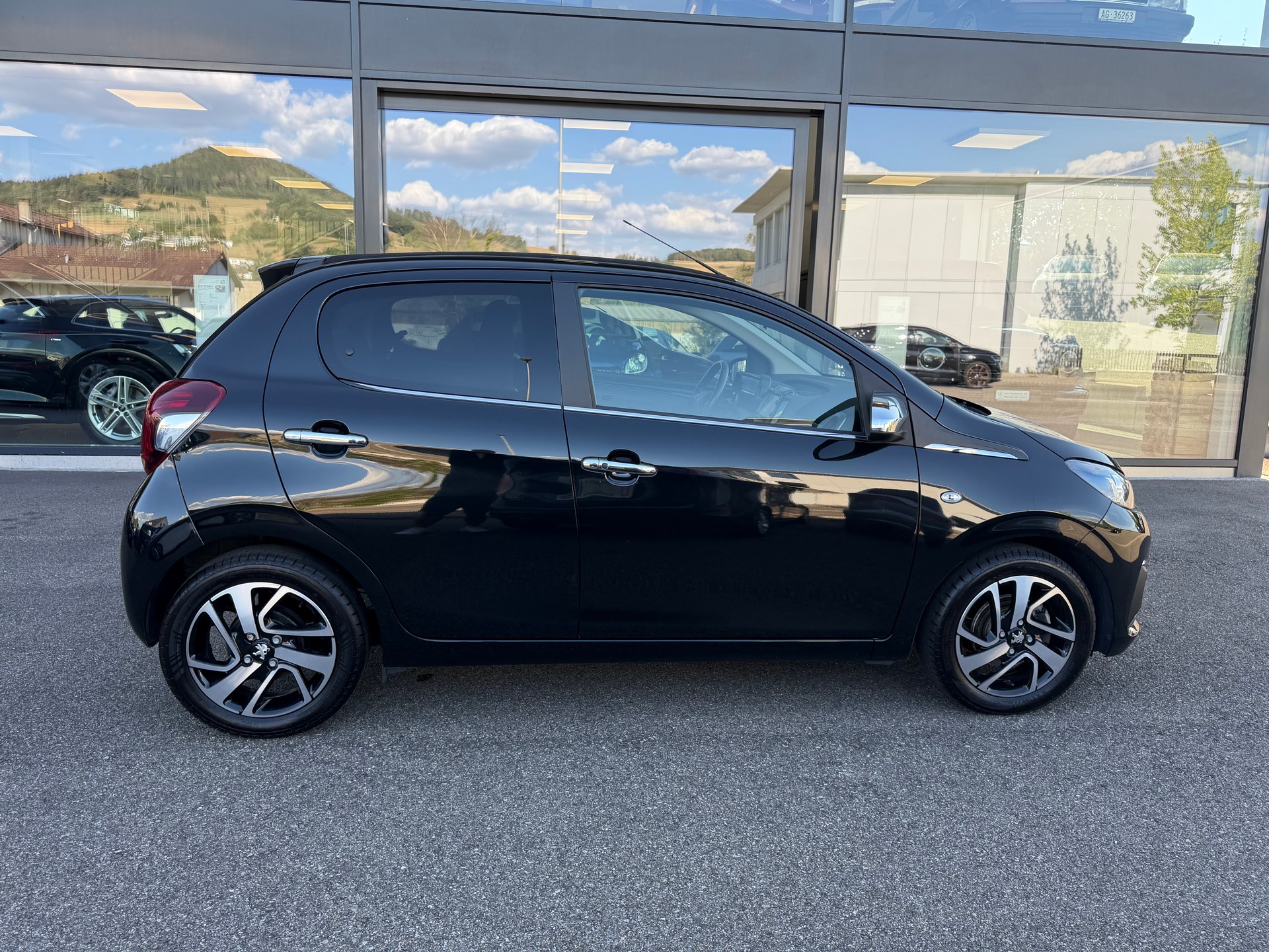PEUGEOT 108 1.2 VTi Allure Top-image-2