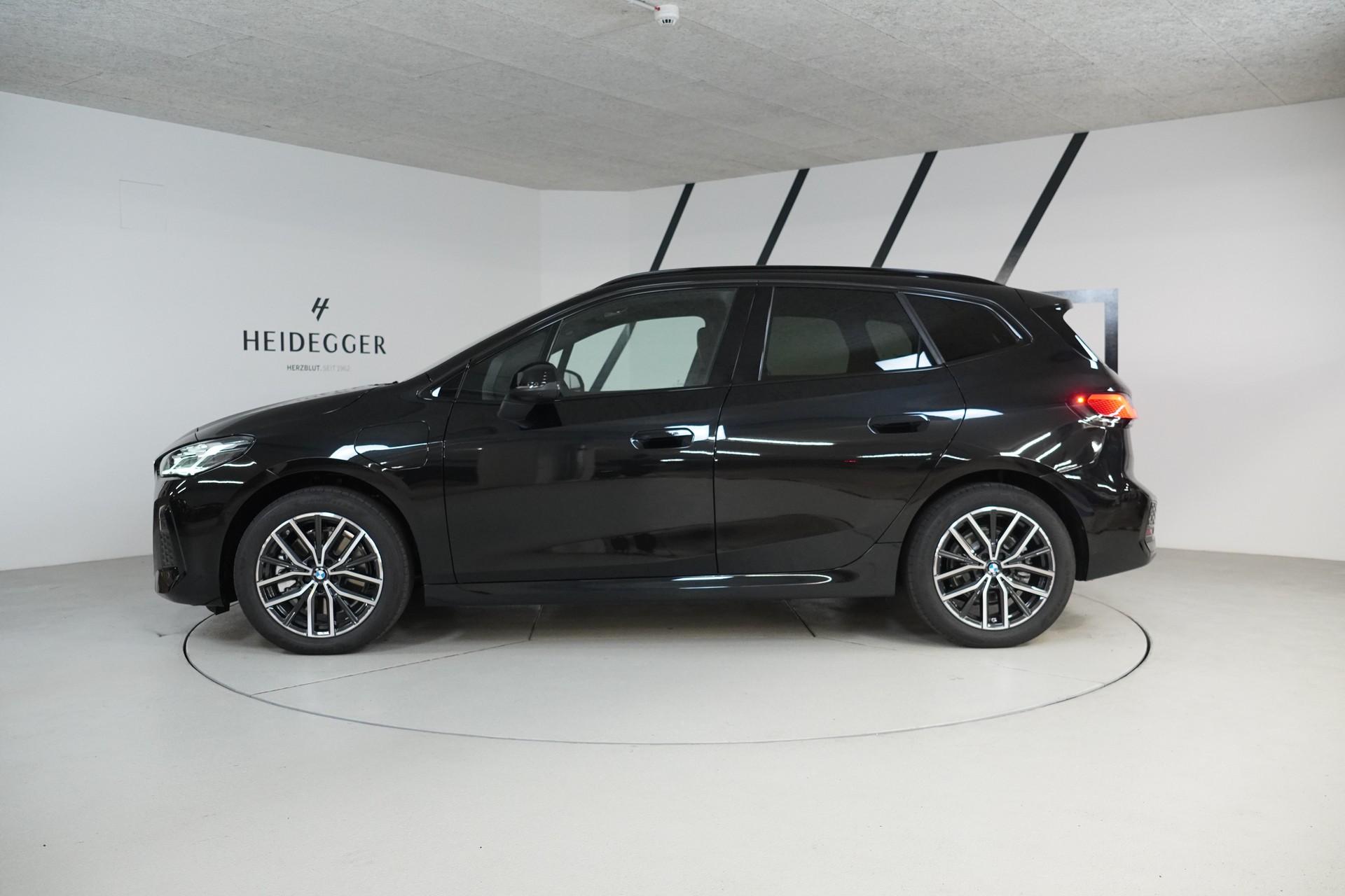 BMW 230e xDrive Active Tourer M Sport-image-3