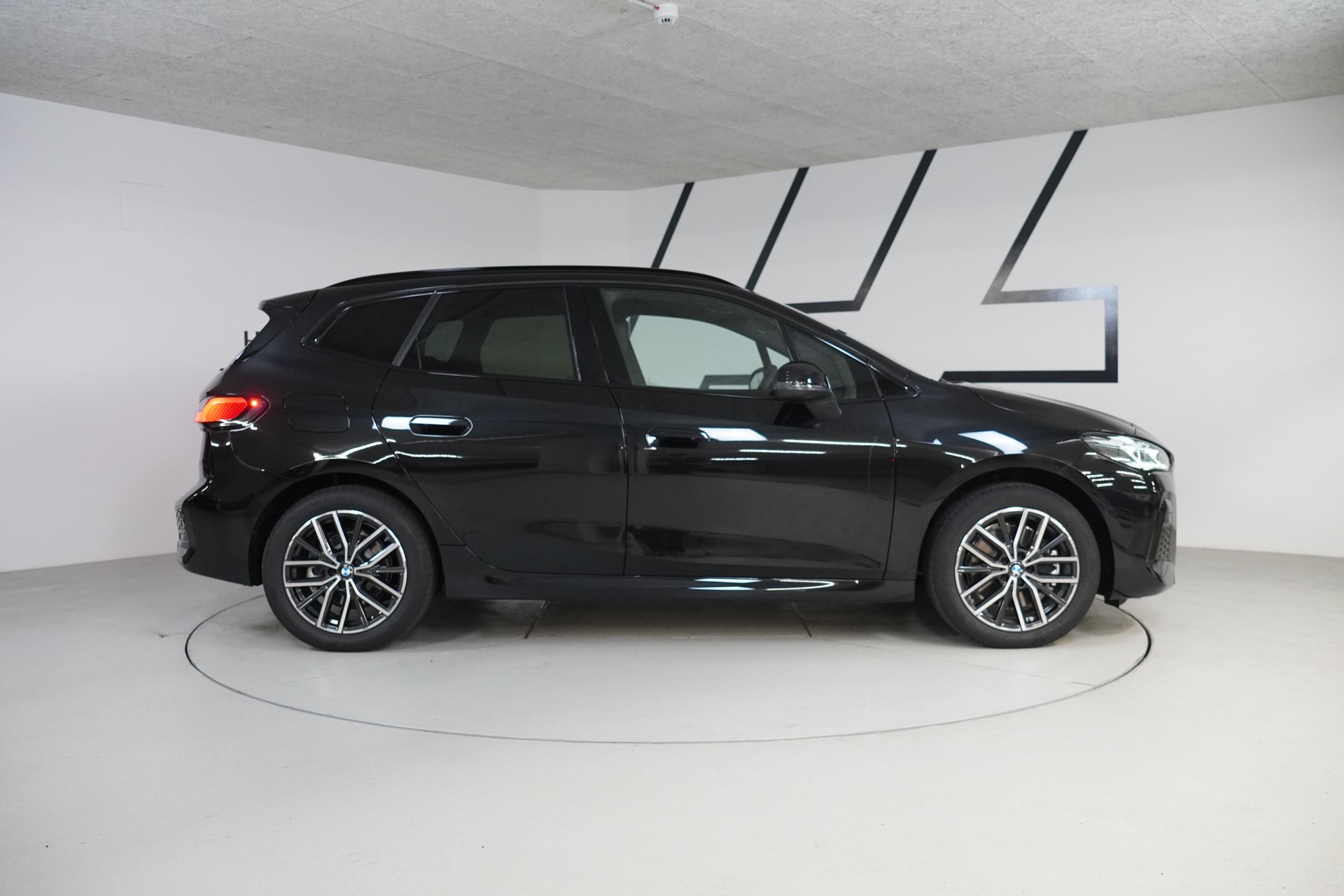 BMW 230e xDrive Active Tourer M Sport-image-7