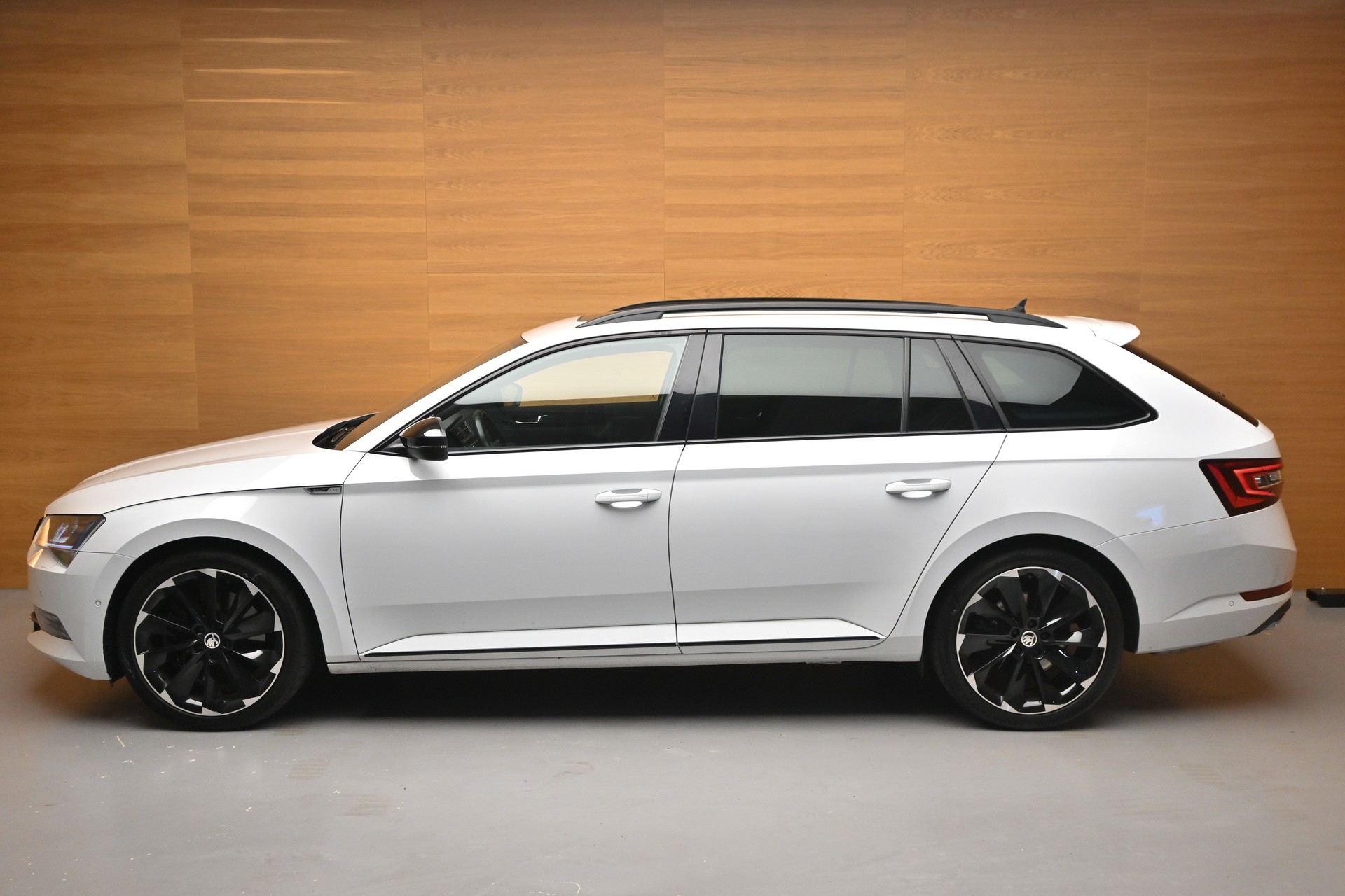 SKODA Superb Combi 2.0 TSI SportLine+ 4x4 DSG-image-3