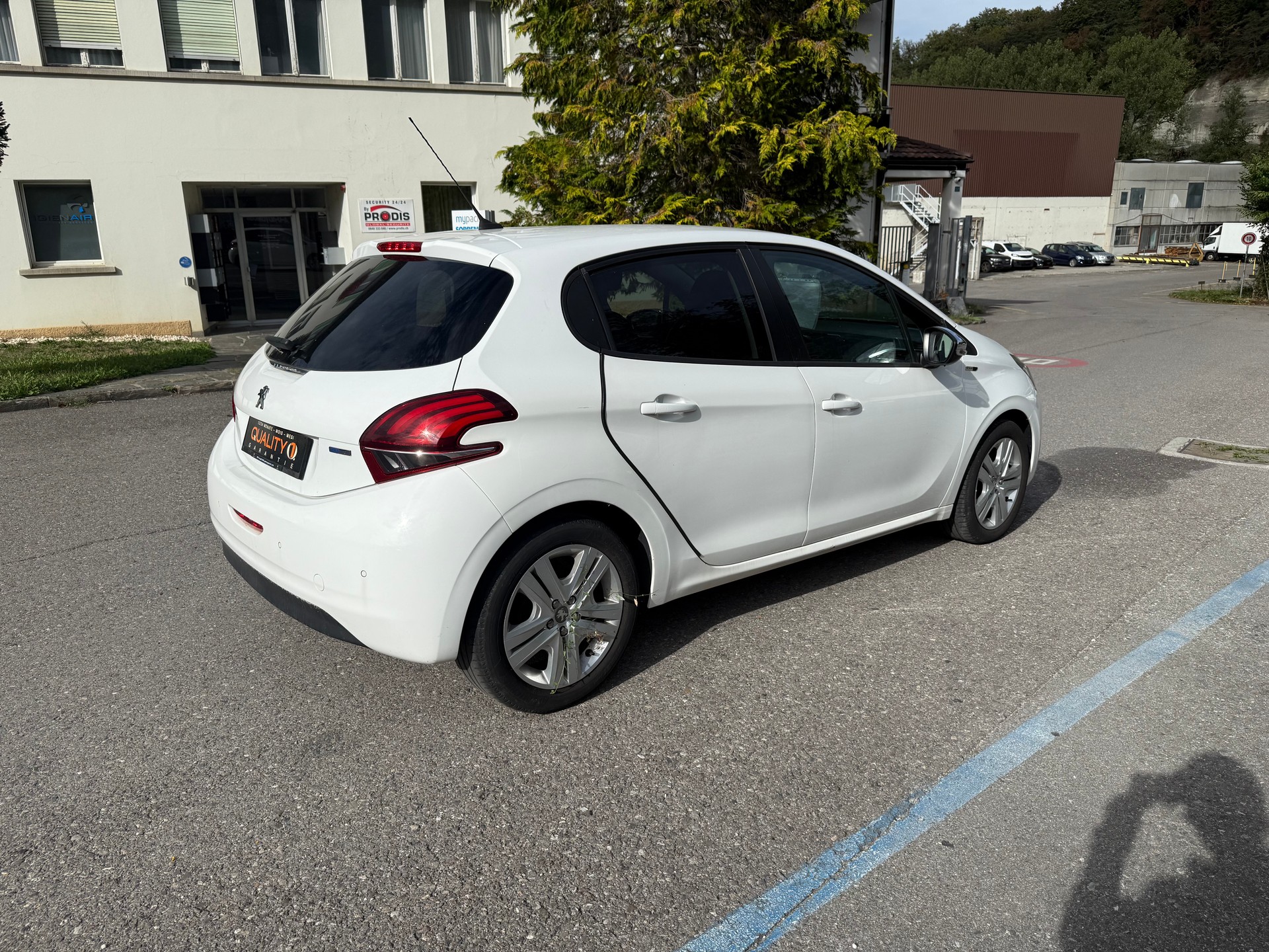 PEUGEOT 208 1.2 PureTech Style-image-6