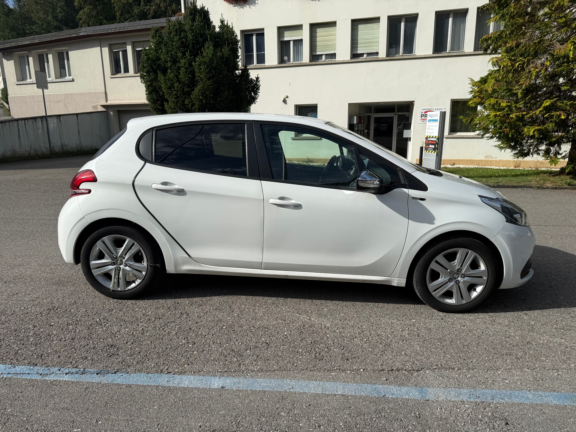 PEUGEOT 208 1.2 PureTech Style-image-7