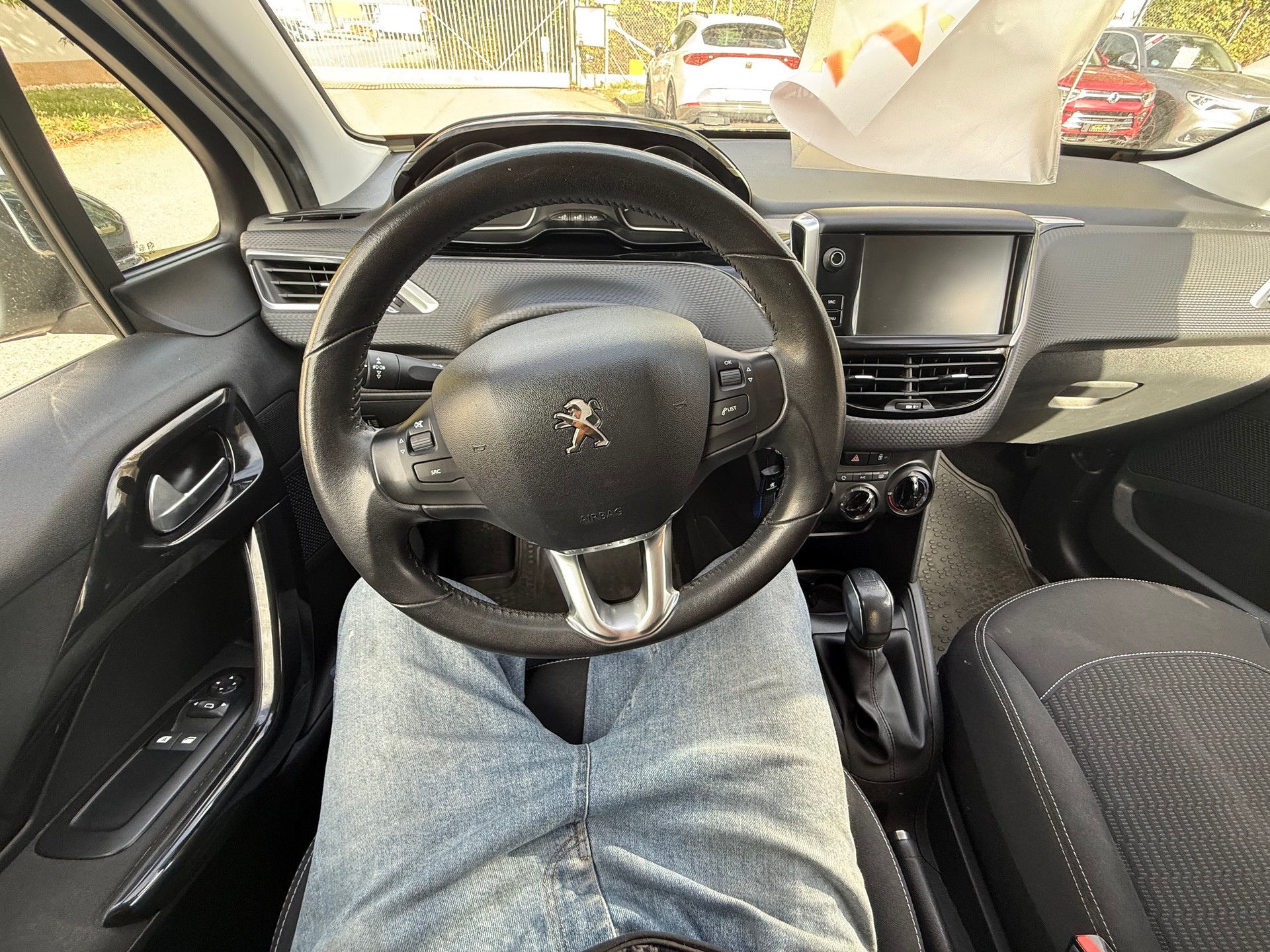 PEUGEOT 208 1.2 PureTech Style-image-26