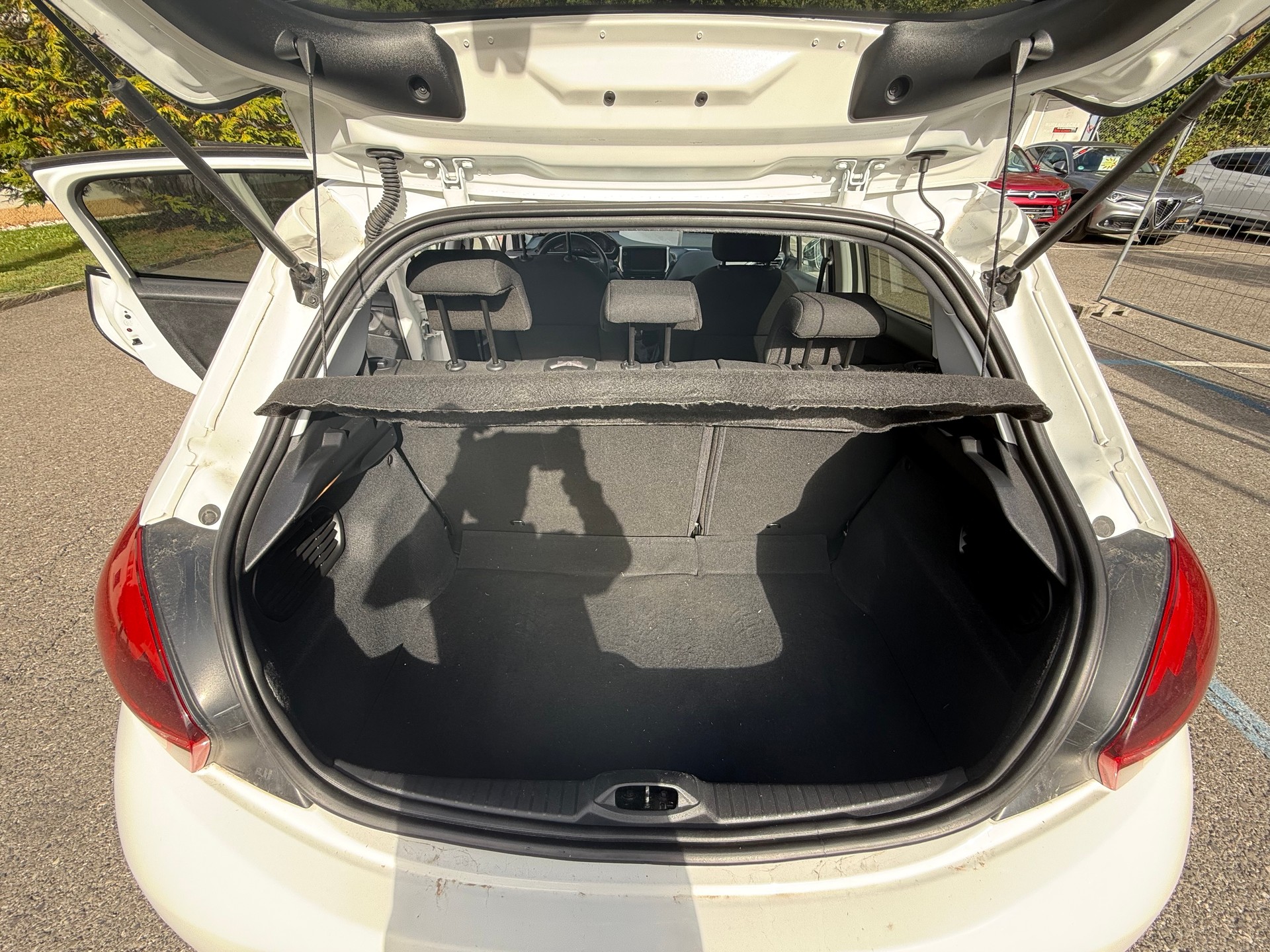 PEUGEOT 208 1.2 PureTech Style-image-11