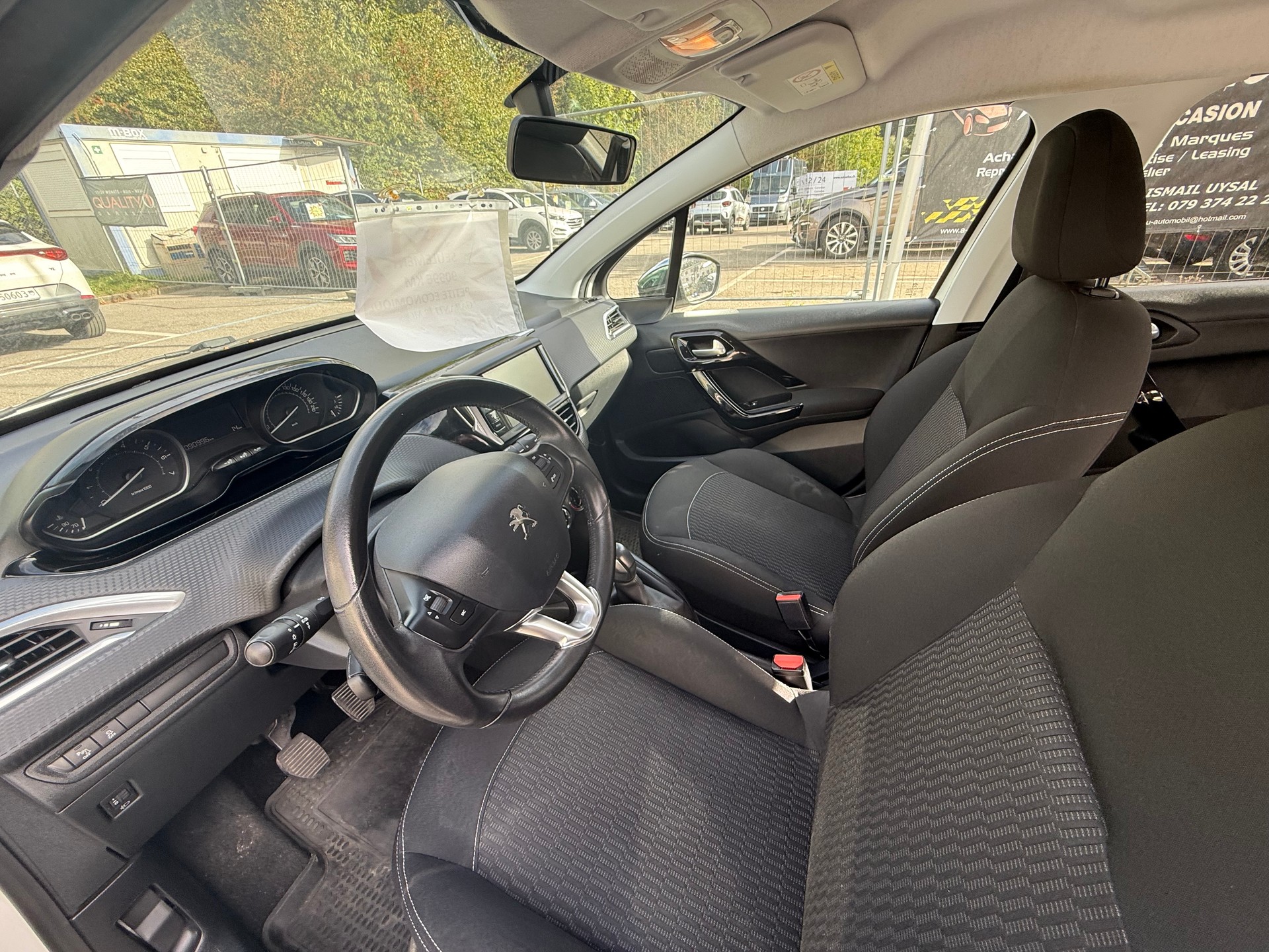 PEUGEOT 208 1.2 PureTech Style-image-9