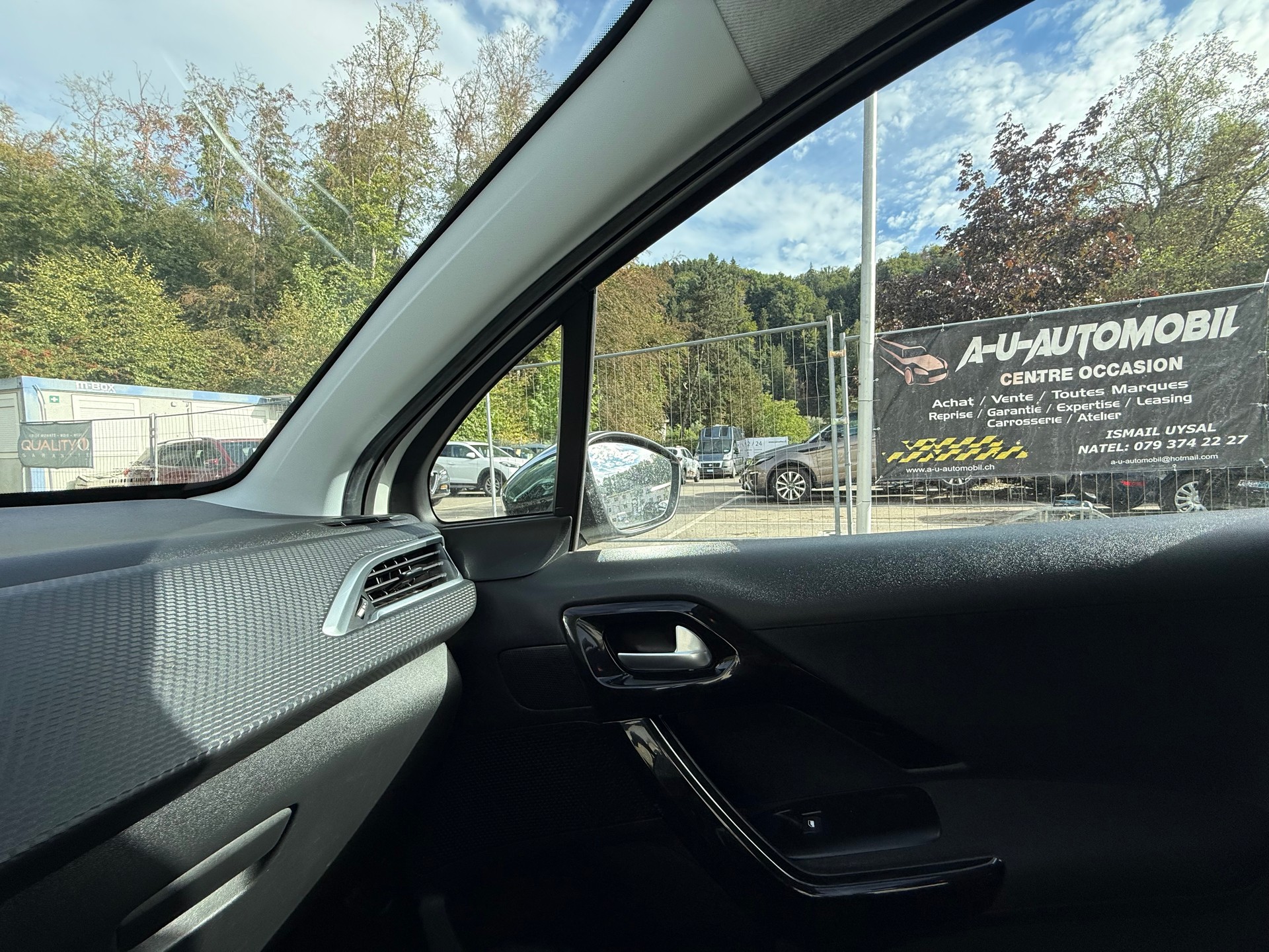 PEUGEOT 208 1.2 PureTech Style-image-24