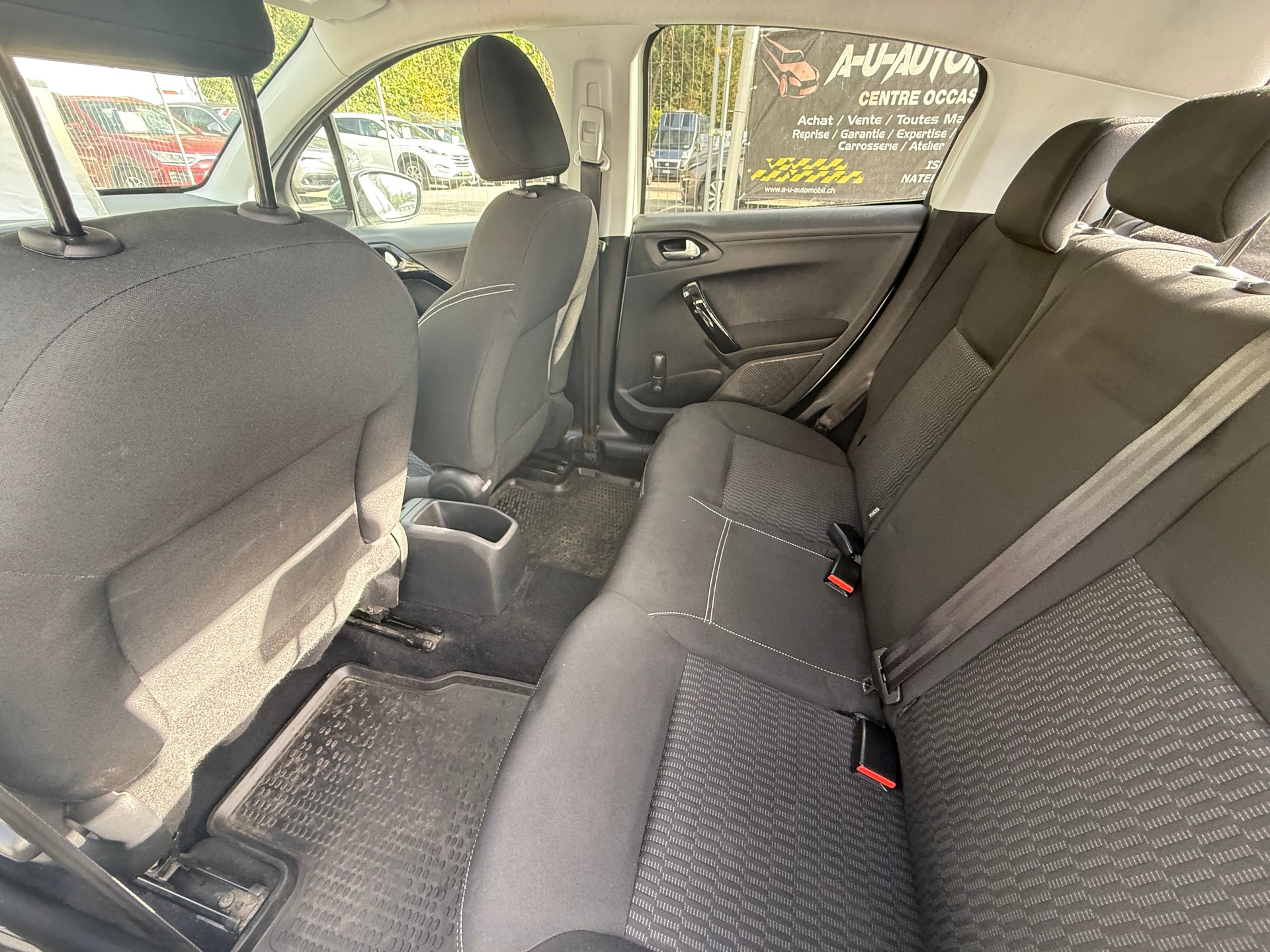 PEUGEOT 208 1.2 PureTech Style-image-10