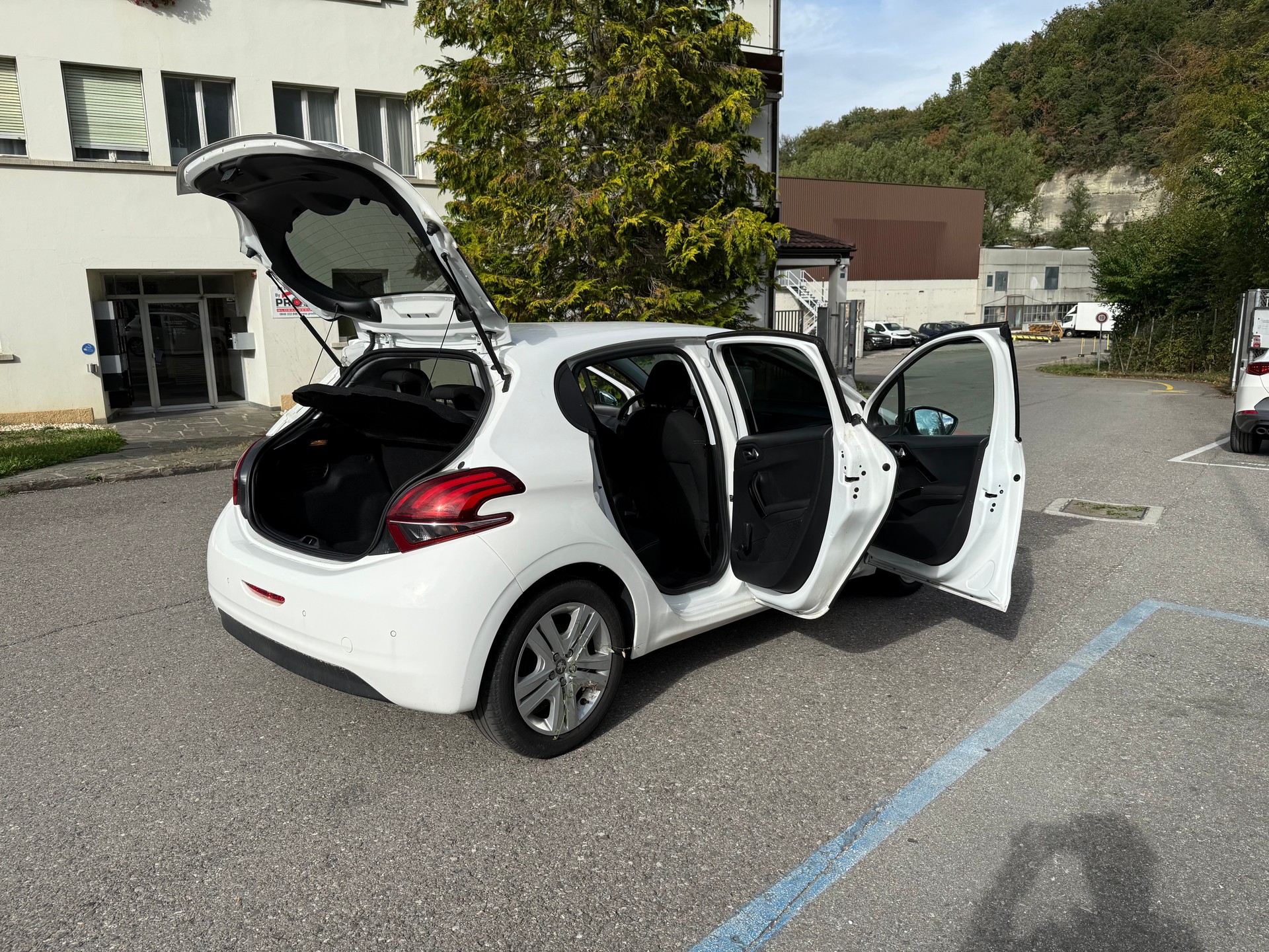 PEUGEOT 208 1.2 PureTech Style-image-19