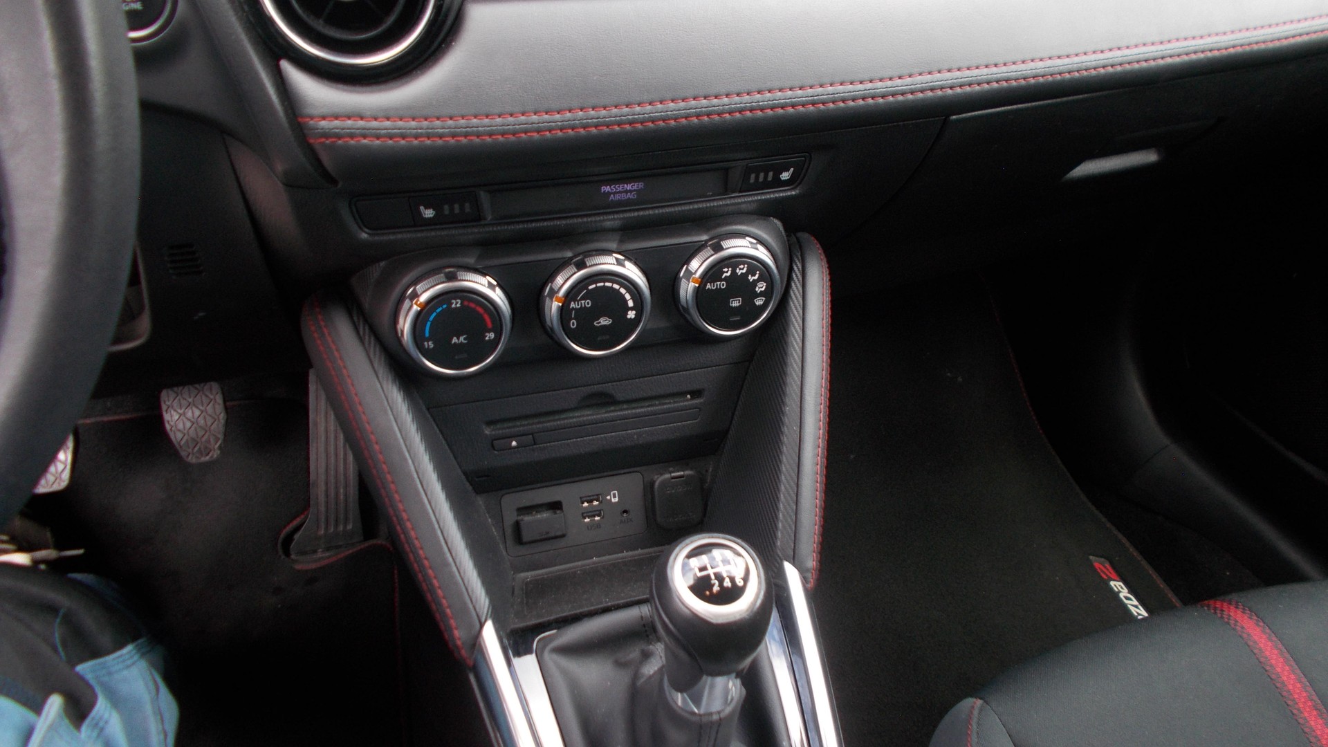 MAZDA 2 1.5i 16V Skyactiv-G Revolution-image-9