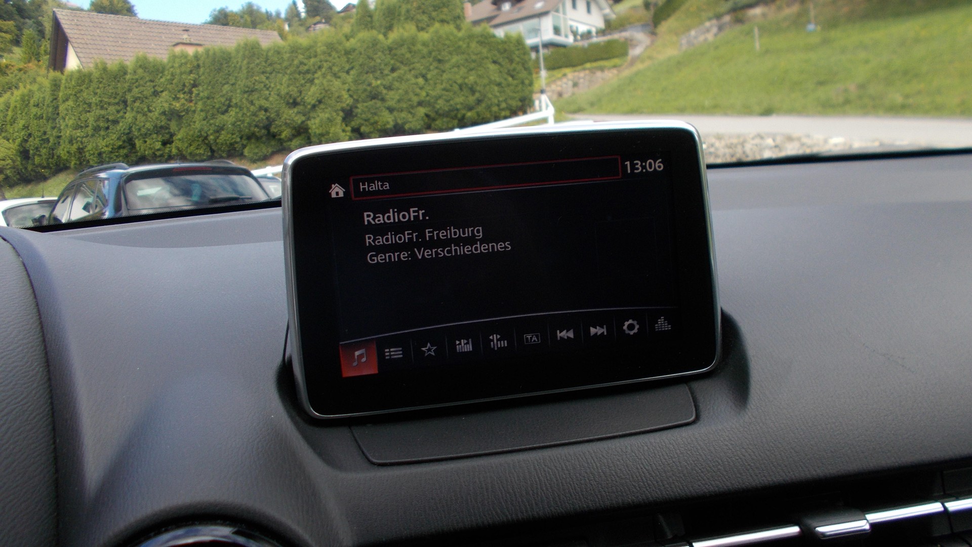 MAZDA 2 1.5i 16V Skyactiv-G Revolution-image-11