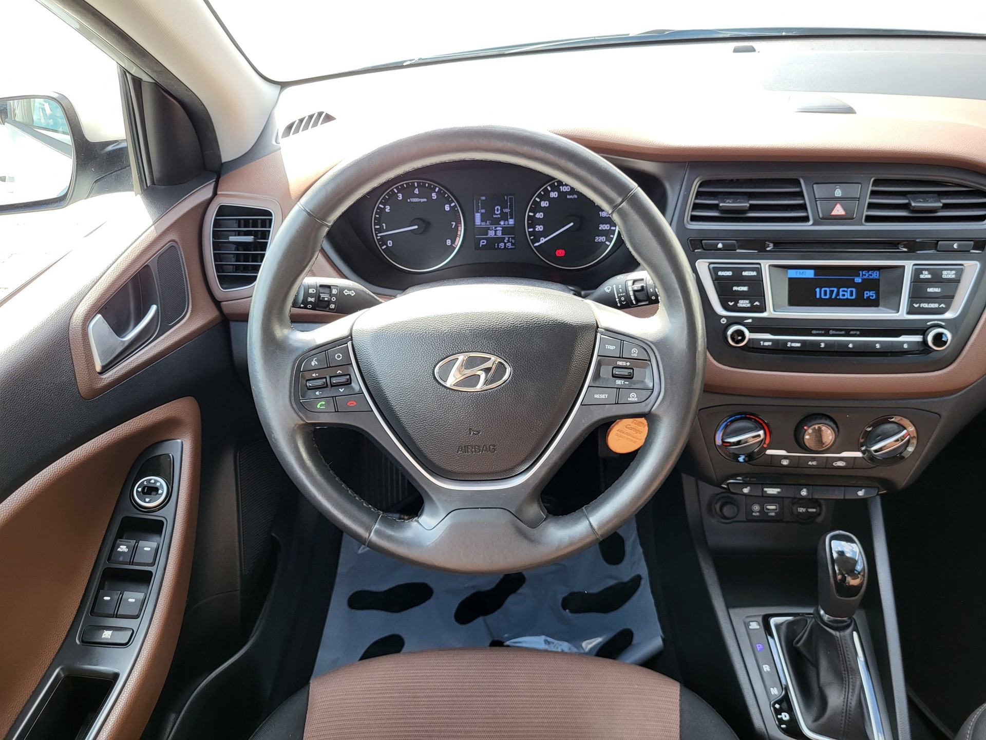 HYUNDAI i20 1.4 Amplia Automatic-image-9