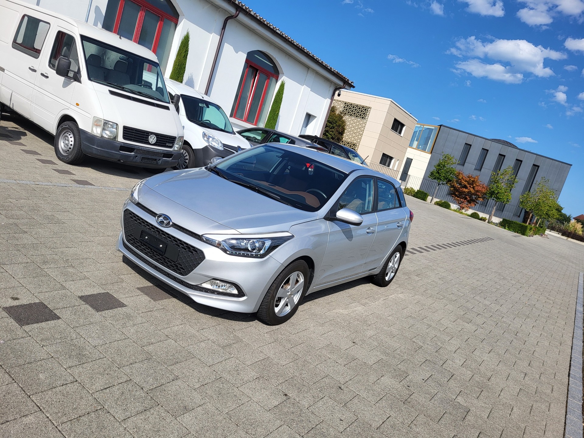 HYUNDAI i20 1.4 Amplia Automatic-image-3