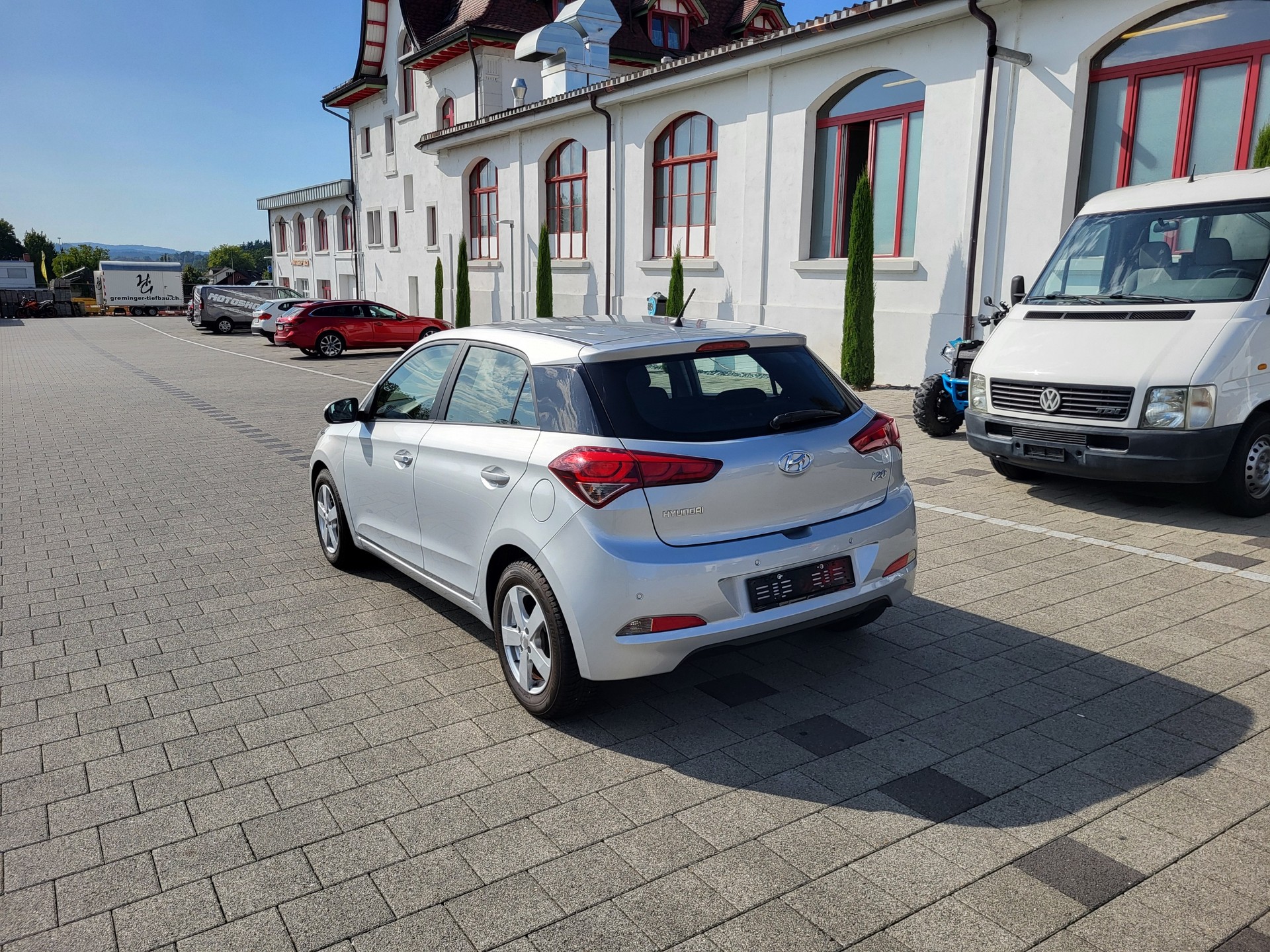 HYUNDAI i20 1.4 Amplia Automatic-image-2