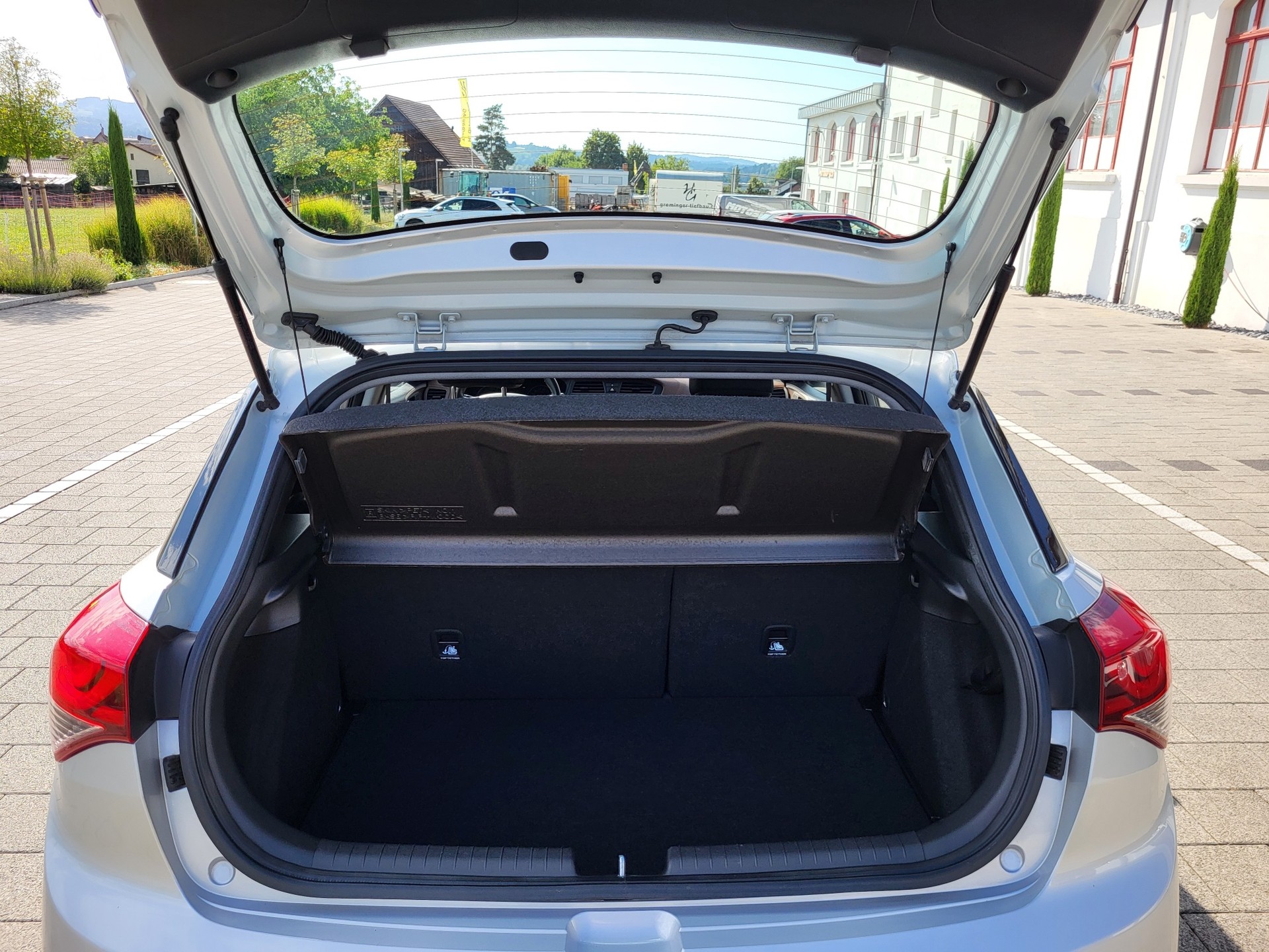 HYUNDAI i20 1.4 Amplia Automatic-image-13