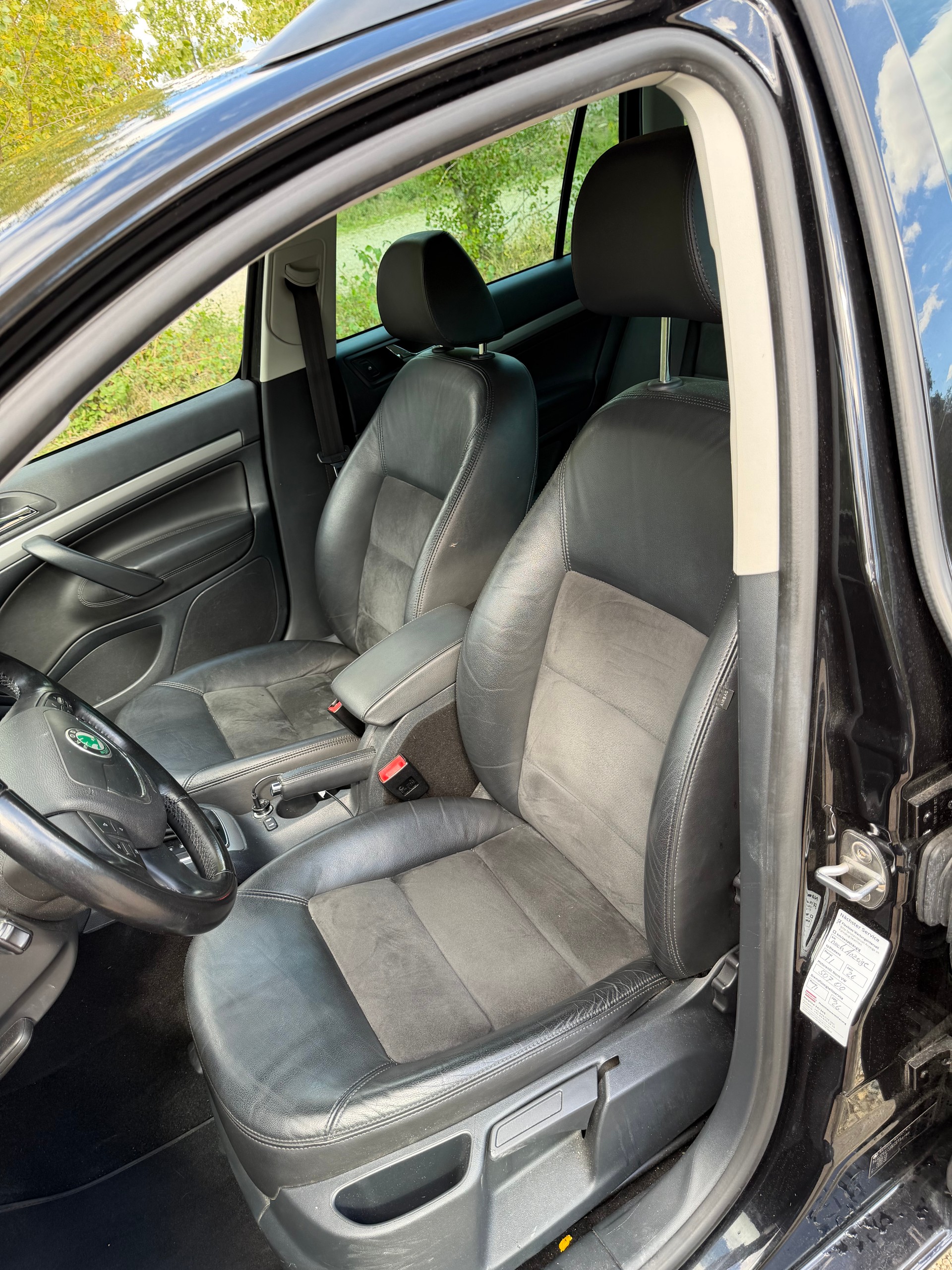 SKODA 1.6 TDI Elegance DSG-image-5