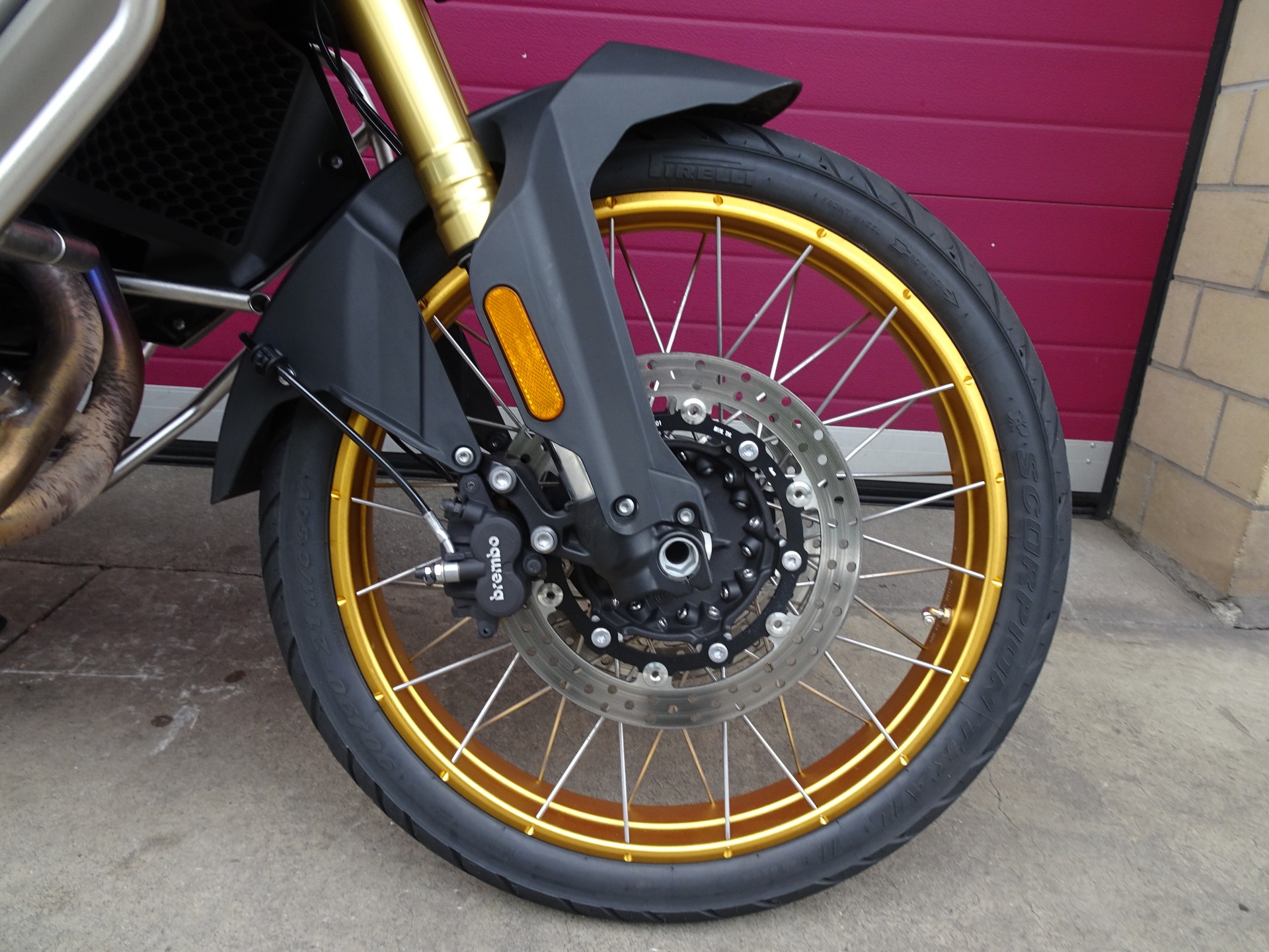VOGE 900DSX-showroom-element-1