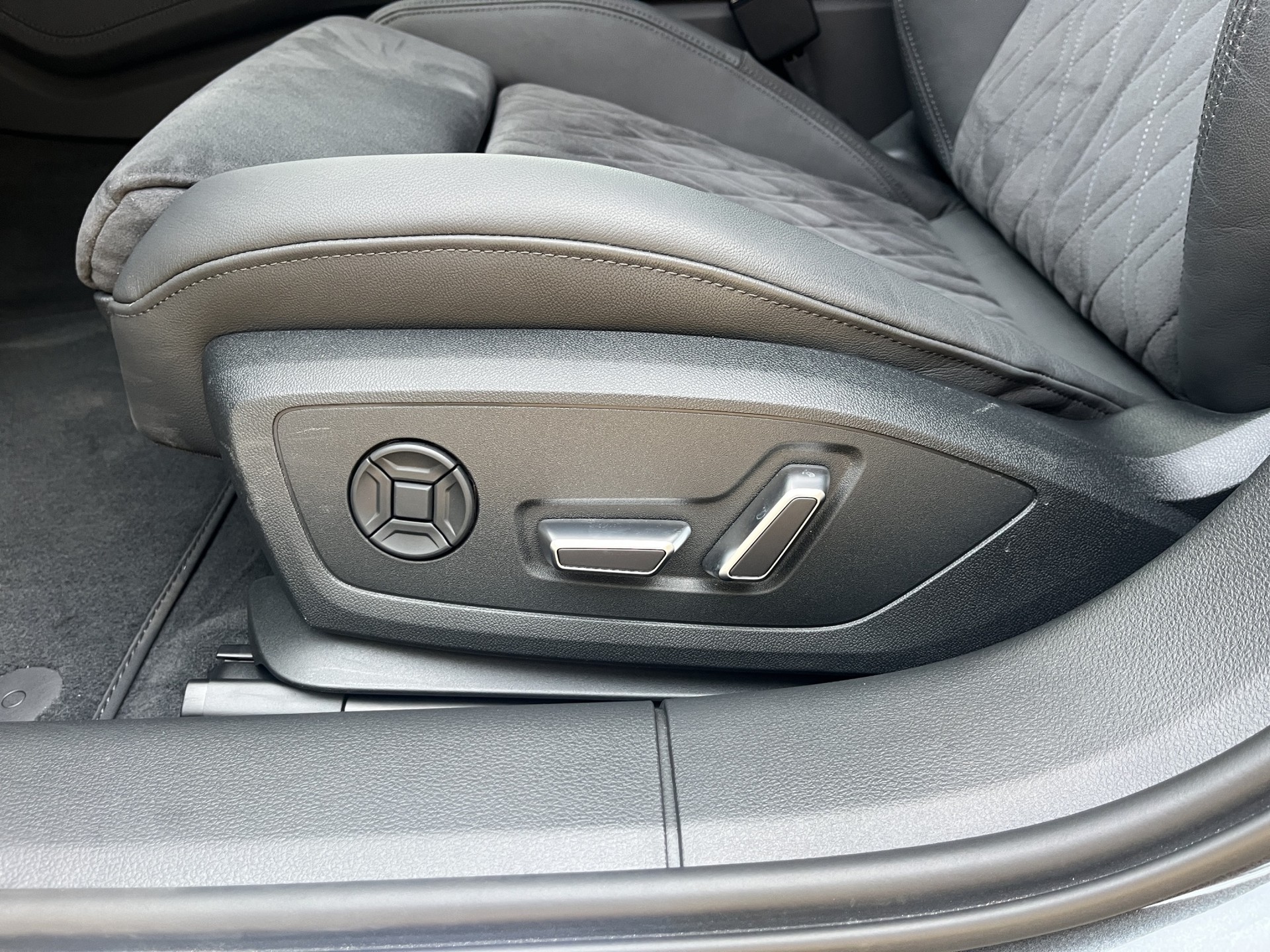 AUDI RS6 Avant 4.0 TFSI V8 quattro *B&O Advanced, 5 Jahre Werks-Garantie*-image-15