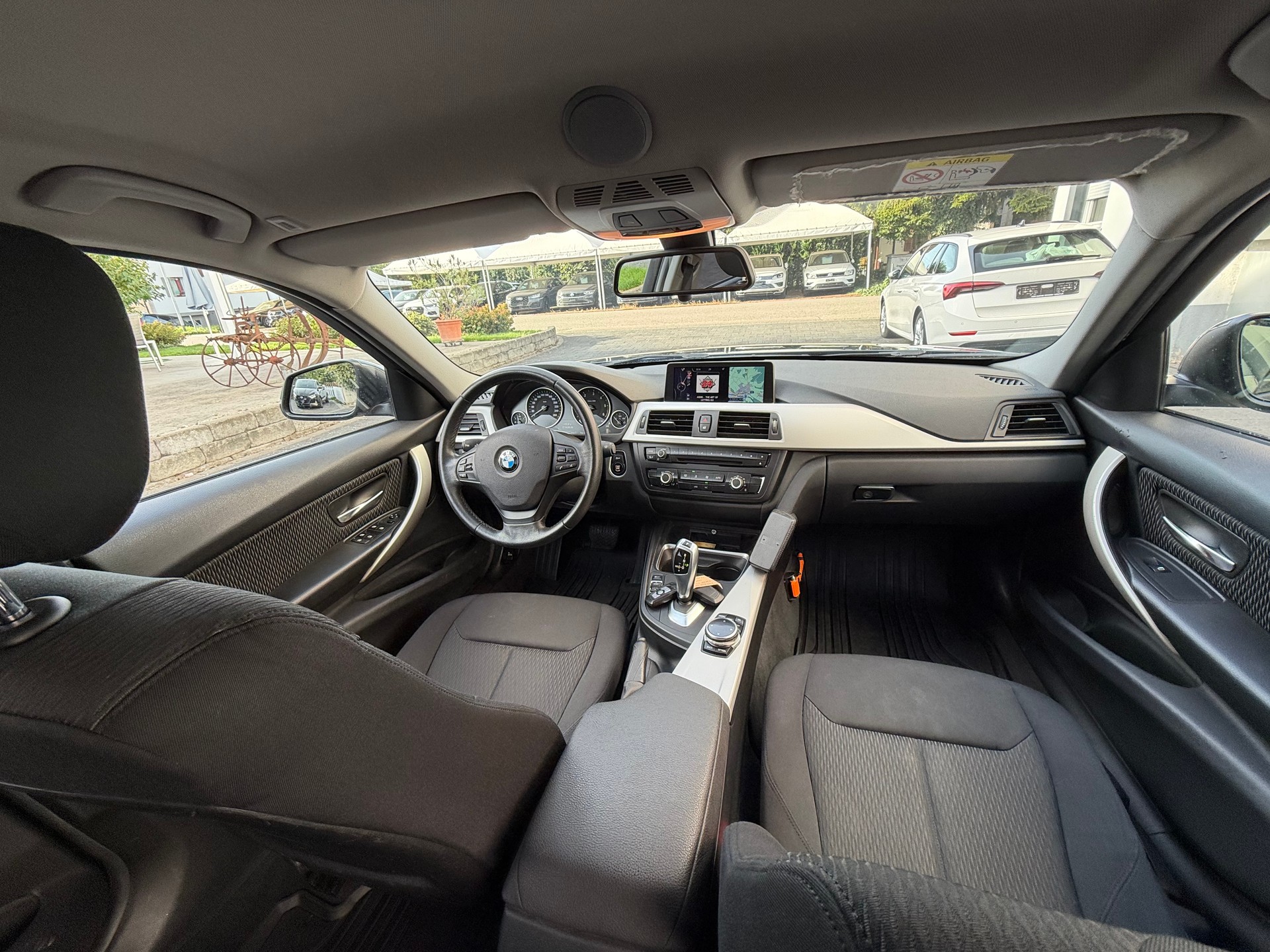 BMW 320d xDrive Touring Modern Line Steptronic-image-9