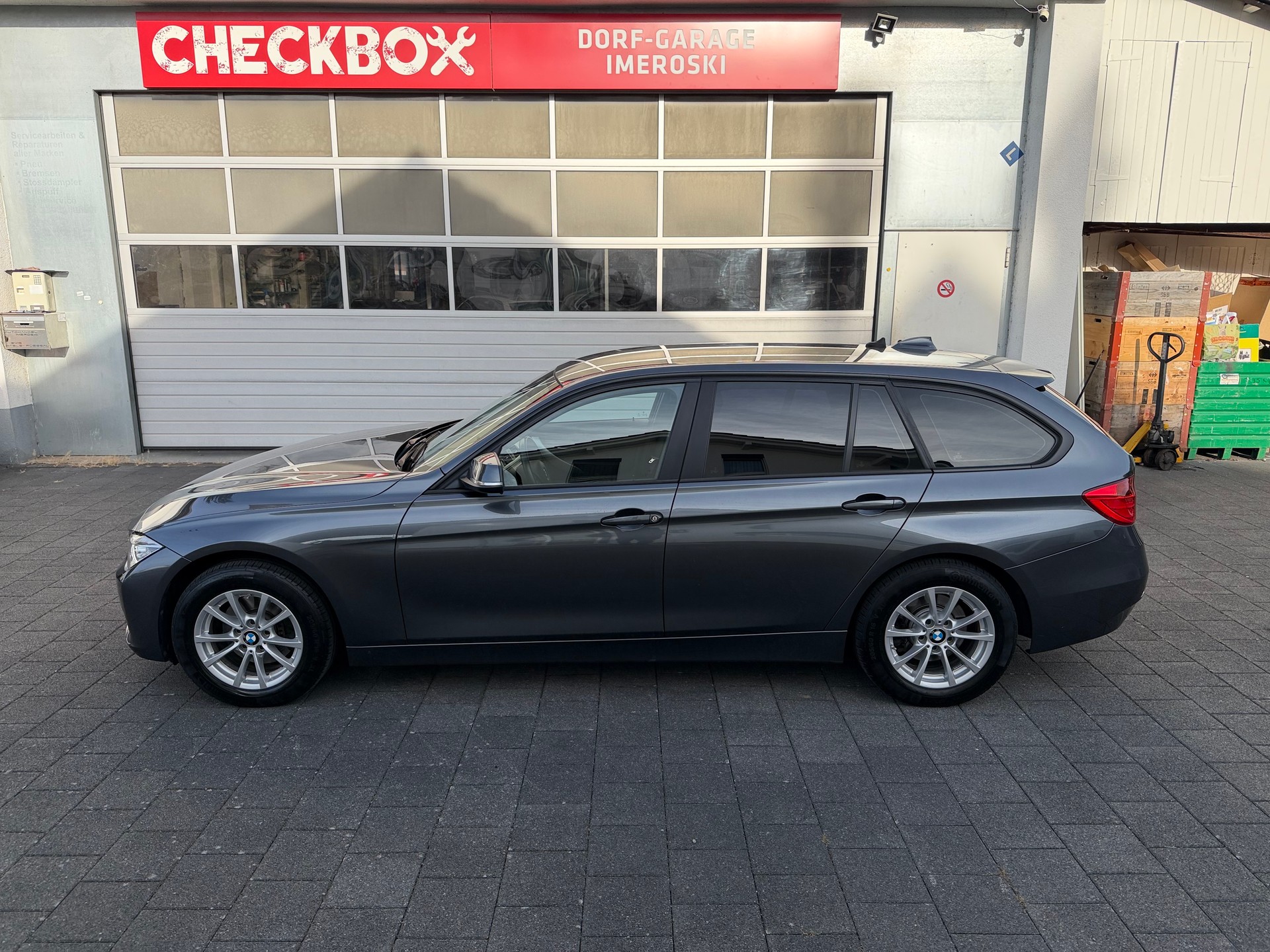 BMW 320d xDrive Touring Modern Line Steptronic-image-3