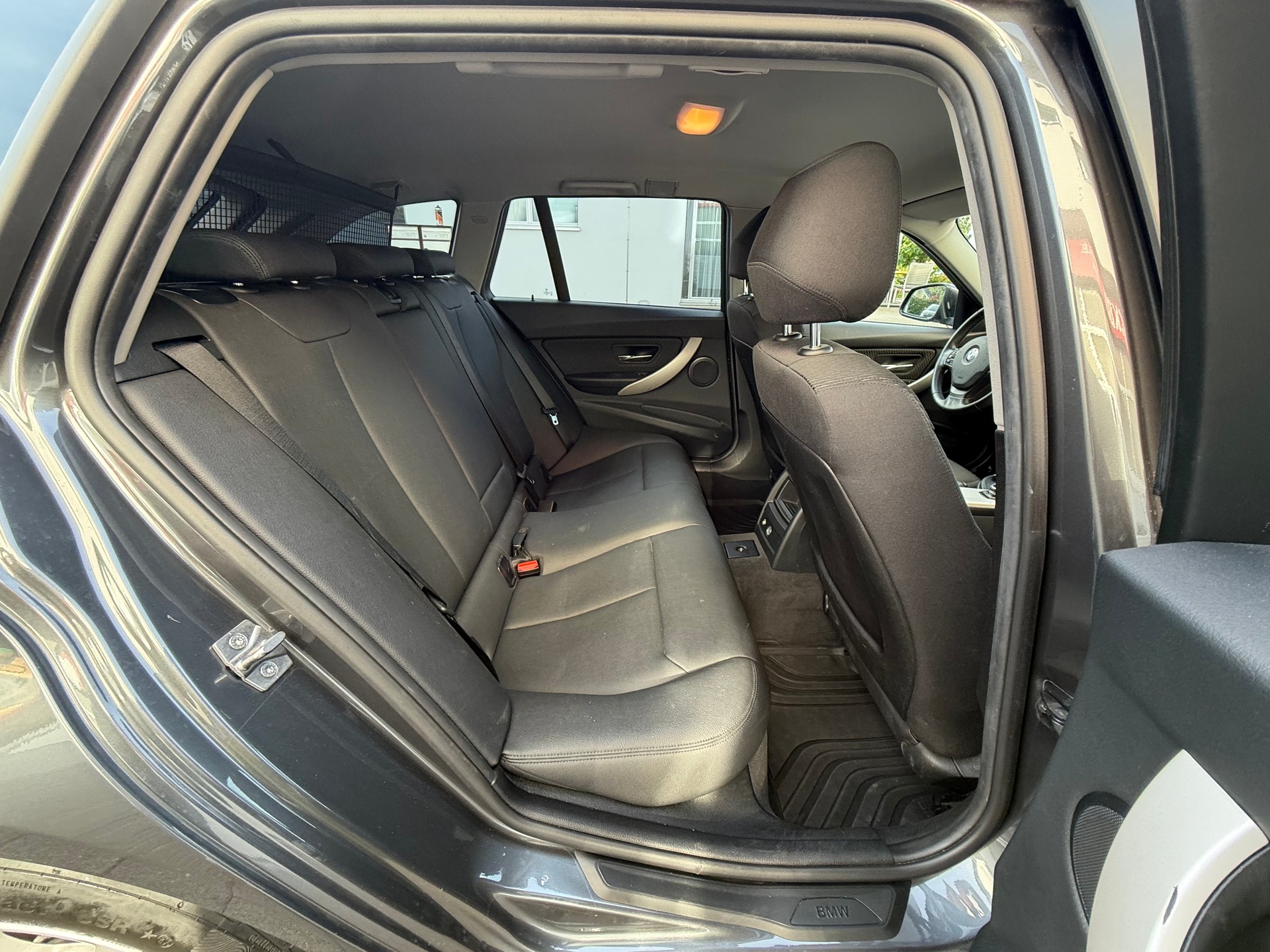 BMW 320d xDrive Touring Modern Line Steptronic-image-11