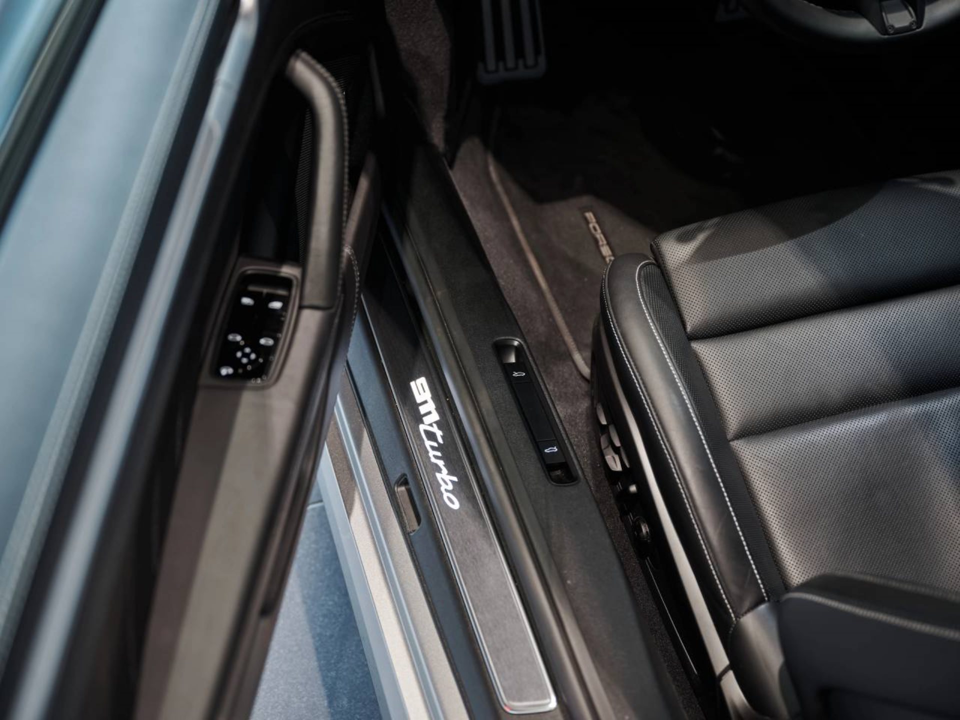 PORSCHE 911 Turbo-image-17