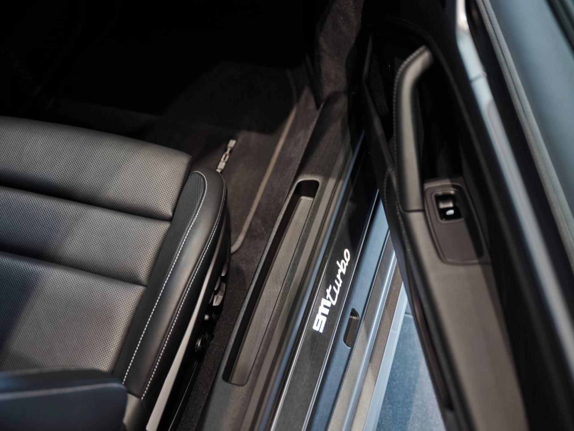 PORSCHE 911 Turbo-image-19
