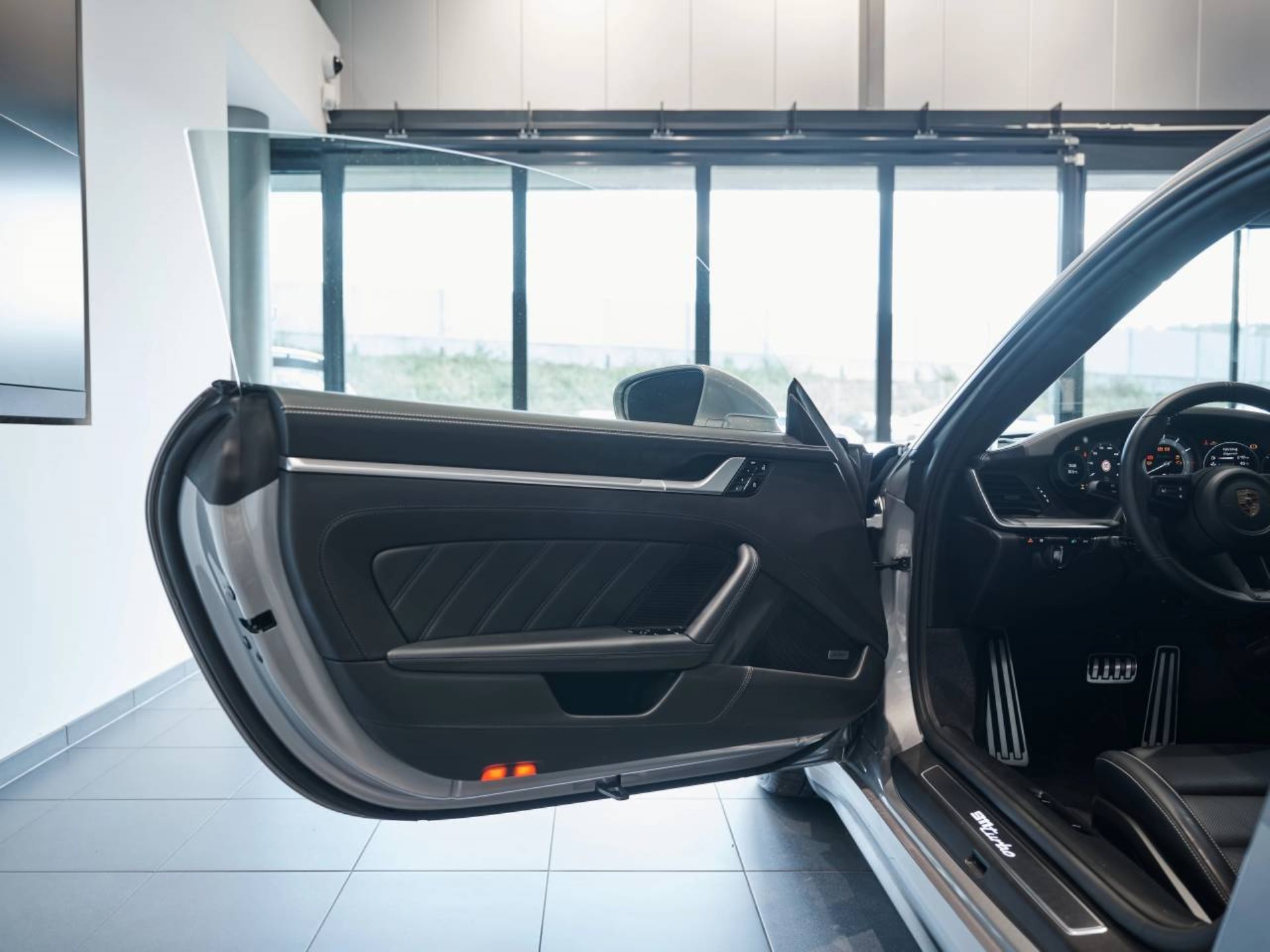 PORSCHE 911 Turbo-image-16